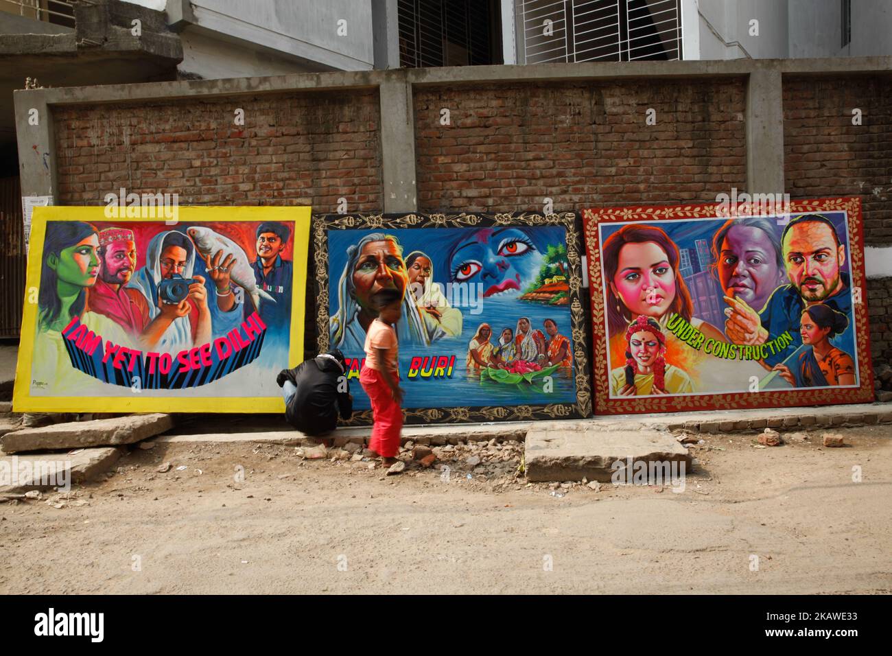 Bangladeschischer Künstler, der am 6. Februar 2018 in der Altstadt von Dhaka, Bangladesch, ein Filmbanner zeichnet. Film Bannermalerei ist eines der ausgestorbenen Kunstwerke in Bangladesch. (Foto von Mehedi Hasan/NurPhoto) Stockfoto