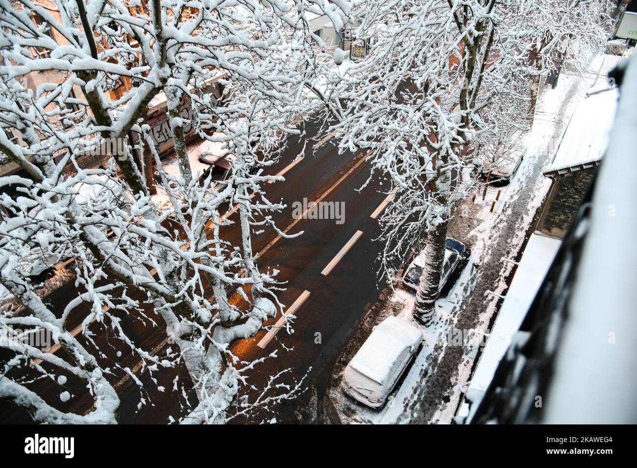 Paris erwacht am 7. Februar 2018 in den ganz weißen Straßen in Paris, Frankreich. Laut der Wettervorhersage wird es in der Nacht stark schneien und es könnte zu Störungen in Paris und seinen Vororten kommen. (Foto von Julien Mattia/NurPhoto) Stockfoto