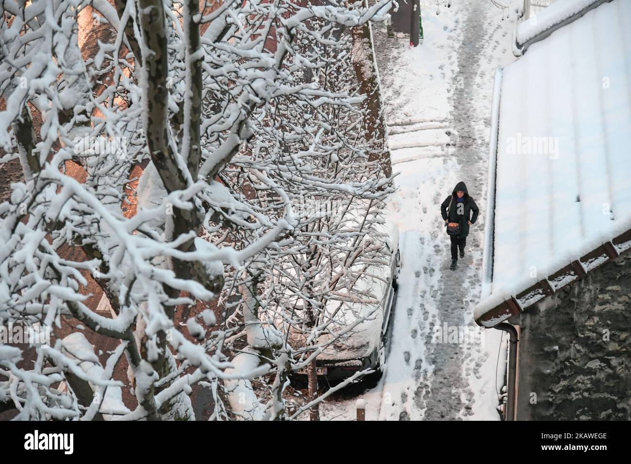 Paris erwacht am 7. Februar 2018 in den ganz weißen Straßen in Paris, Frankreich. Laut der Wettervorhersage wird es in der Nacht stark schneien und es könnte zu Störungen in Paris und seinen Vororten kommen. (Foto von Julien Mattia/NurPhoto) Stockfoto