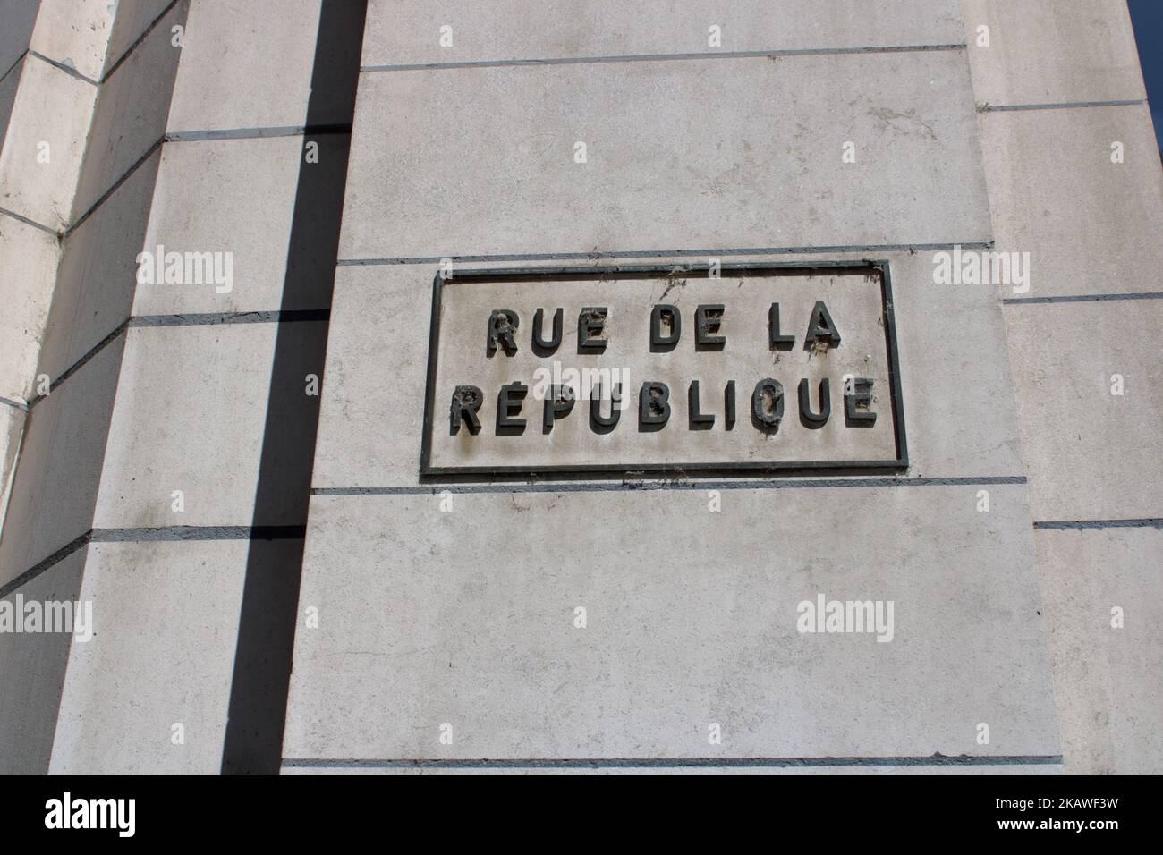 Schilder, die die Rue De La République in der Stadt Lyon in Frankreich darstellen. Stockfoto