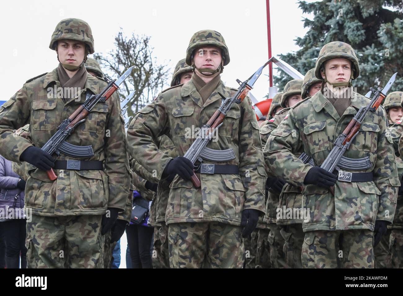 Kadetten in Uniformen mit AKMS 7,62 x 39 mm Sturmgewehren (Typ AK-47) sind am 9. Februar 2018 in Gdynia, Polen, zu sehen.Freiwillige, die nach einer Zeit des Lernens zum Bohren, zu militärischen Zeremonien und zur militärischen Disziplin in der Armee dienen, legten offiziell einen Militäreid ab und begannen eine Spezialausbildung. Auch die Familien neuer Soldaten nahmen an der Zeremonie Teil. (Foto von Michal Fludra/NurPhoto) Stockfoto