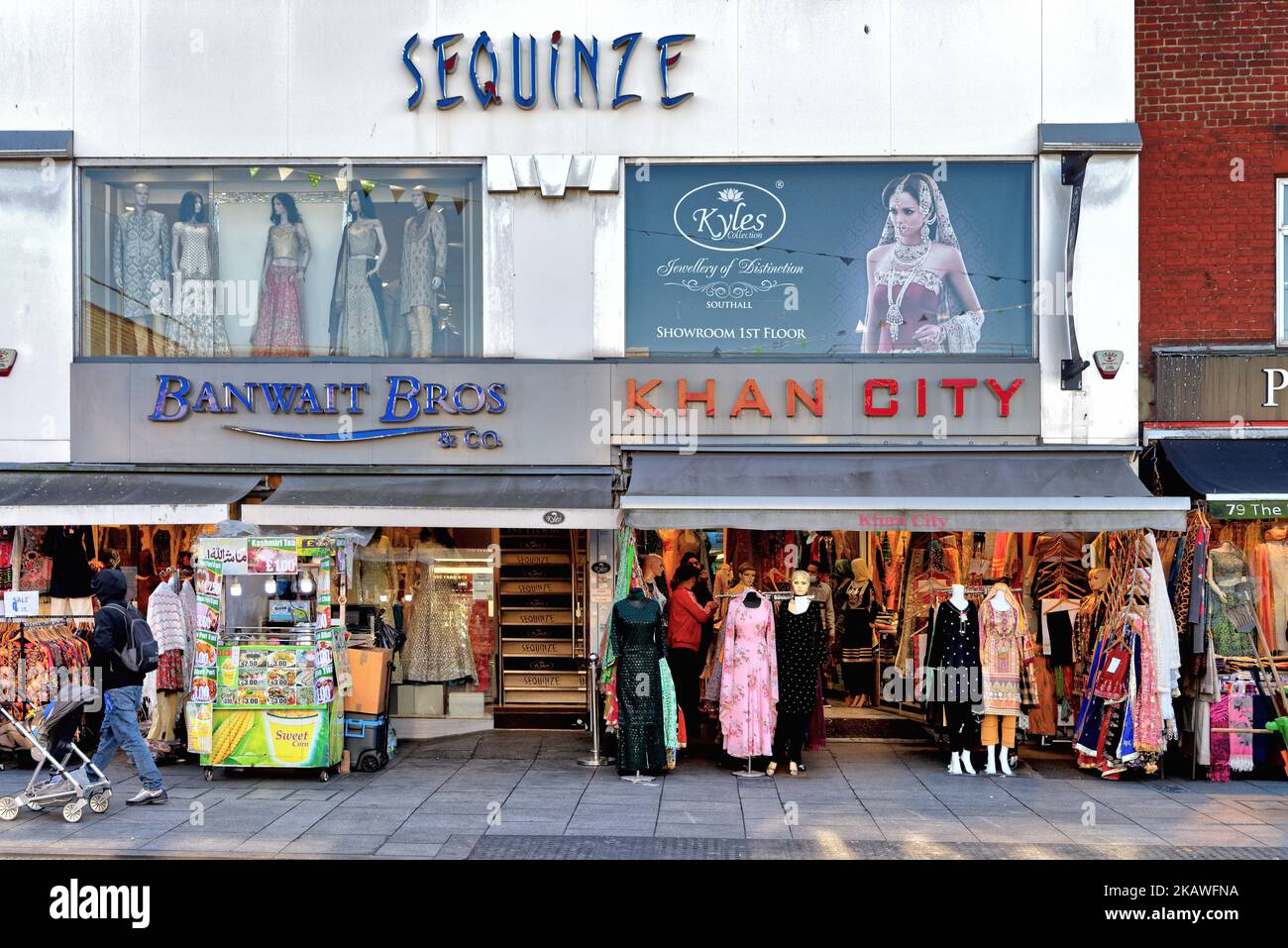 Farbenfrohe, multikulturelle Ladenfronten in Southall Greater London, England Stockfoto