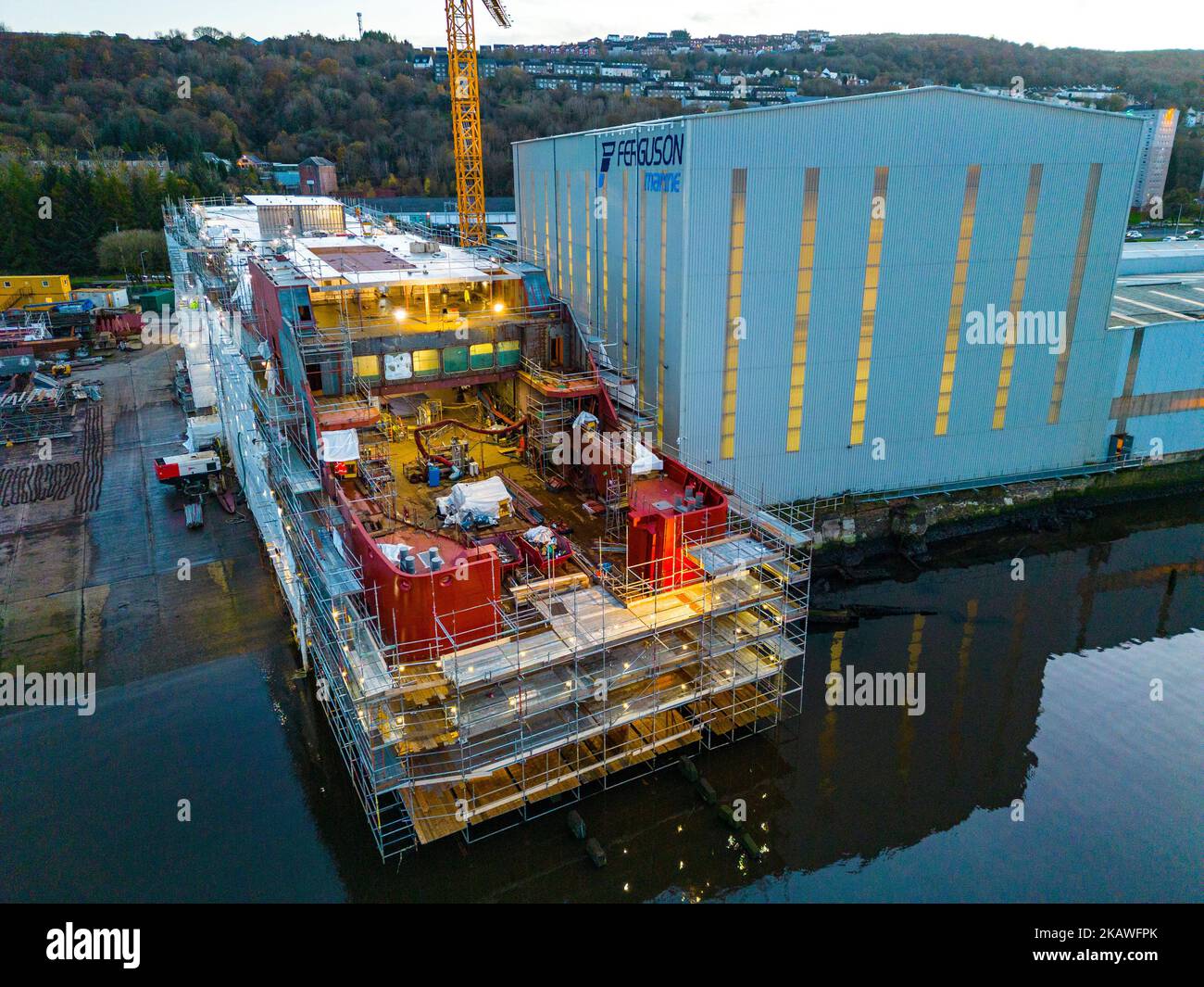 Port Glasgow, Schottland, Großbritannien. 3. November 2022 Blick auf die Caledonian MacBrayne Fähren, die in der Ferguson Marine Werft in Port Glasgow am Fluss Clyde gebaut werden. Die Fähren, MV Glen Sannox und Hull 802 haben Verspätungen und überschreiten das Budget. Der Ausschuss für öffentliche Rechnungsprüfung des schottischen Parlaments wird am Freitag, den 4. November, den Ersten Minister Nicola Sturgeon hören. Der Ausschuss untersucht derzeit die Vergabe des Beschaffungsauftrags an die Werft Ferguson Marine und die seitdem stattfindenden Ereignisse. Die Fähren sind 5 Jahre zu spät und der Preis hat sich mehr als verdoppelt. BILD: Unbenannter Rumpf 802 im Bau. Stockfoto