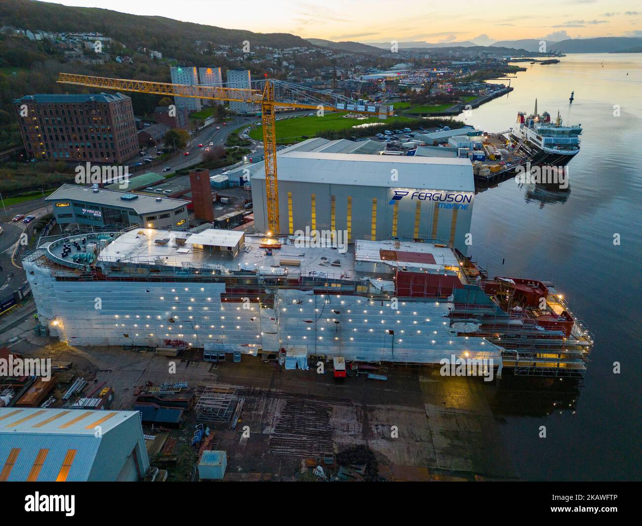 Port Glasgow, Schottland, Großbritannien. 3.. November 2022. Blick auf die kaledonischen MacBrayne-Fähren, die in der Ferguson Marine Werft in Port Glasgow am Fluss Clyde gebaut werden. Die Fähren, MV Glen Sannox und Hull 802 sind verspätet und überbudget. Der Ausschuss für die öffentliche Prüfung des schottischen Parlaments wird am Freitag, den 4.. November, von der ersten Ministerin Nicola Sturgeon hören. Der Ausschuss untersucht die Vergabe des Auftrags an die Ferguson Marine Werft und die Ereignisse seitdem. Die Fähren sind 5 Jahre zu spät und der Preis hat sich mehr als verdoppelt. BILD: Unnamed Hull 802 im Bau. Meister Von Iain Stockfoto