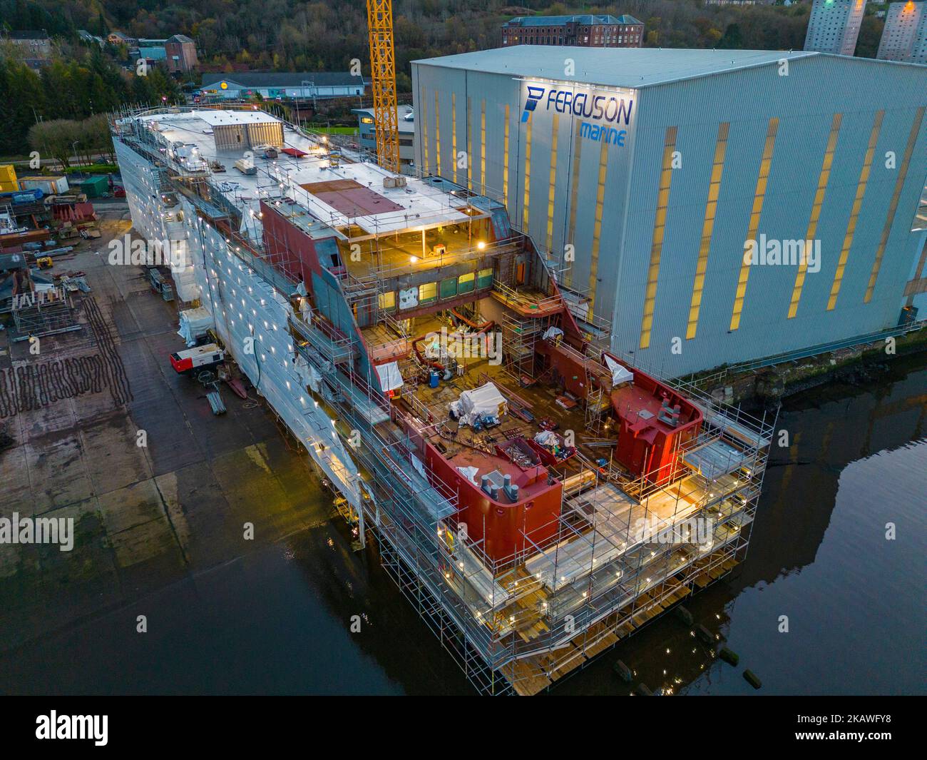 Port Glasgow, Schottland, Großbritannien. 3.. November 2022. Blick auf die kaledonischen MacBrayne-Fähren, die in der Ferguson Marine Werft in Port Glasgow am Fluss Clyde gebaut werden. Die Fähren, MV Glen Sannox und Hull 802 sind verspätet und überbudget. Der Ausschuss für die öffentliche Prüfung des schottischen Parlaments wird am Freitag, den 4.. November, von der ersten Ministerin Nicola Sturgeon hören. Der Ausschuss untersucht die Vergabe des Auftrags an die Ferguson Marine Werft und die Ereignisse seitdem. Die Fähren sind 5 Jahre zu spät und der Preis hat sich mehr als verdoppelt. BILD: Unnamed Hull 802 im Bau. Meister Von Iain Stockfoto