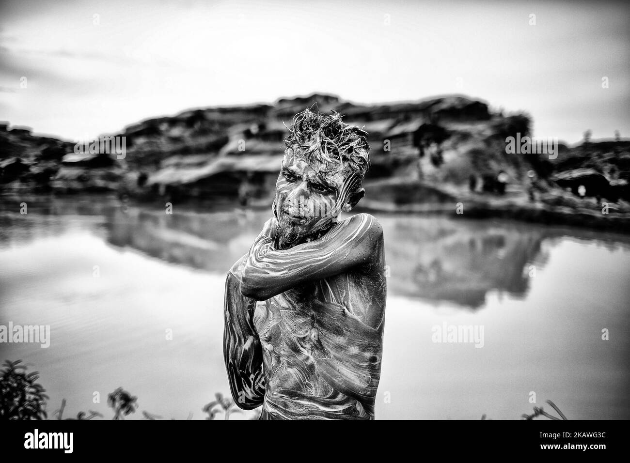 Ein Rohingya-Mann nimmt in einem provisorischen Lager ein Bad. Rohingya-Menschen begannen, in Flüchtlingslagern in Zustand zu leben, zu adoptieren. 20. September 2017 (Foto von Mushfiqul Alam/NurPhoto) Stockfoto