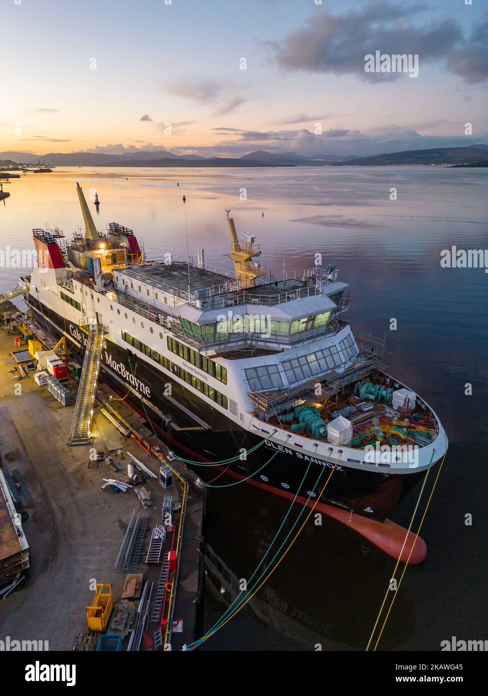 Port Glasgow, Schottland, Großbritannien. 3. November 2022 Luftaufnahme der Caledonian MacBrayne Fähre MV Glen Sannox im Bau der Ferguson Marine Werft in Port Glasgow am Fluss Clyde. Die Fähren, MV Glen Sannox und Hull 802 haben Verspätungen und überschreiten das Budget. Der Ausschuss für öffentliche Rechnungsprüfung des schottischen Parlaments wird am Freitag, den 4. November, den Ersten Minister Nicola Sturgeon hören. Der Ausschuss untersucht derzeit die Vergabe des Beschaffungsauftrags an die Werft Ferguson Marine und die seitdem stattfindenden Ereignisse. Die Fähren sind 5 Jahre zu spät und der Preis hat sich mehr als verdoppelt. Iain Masterton/Alamy Live News Stockfoto