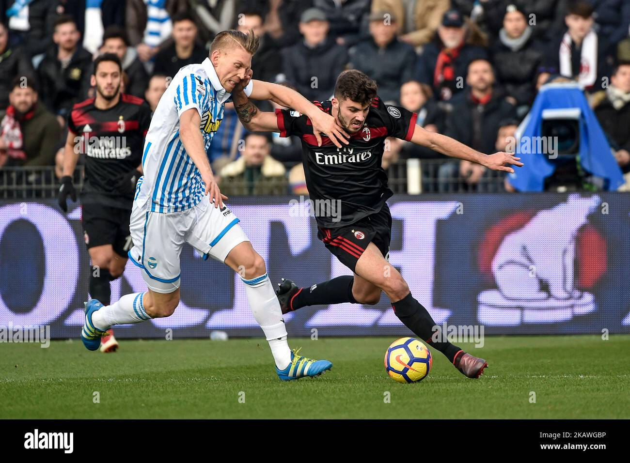 Patrick Cutrone von Mailand wird von Bartosz Salamon von SPAL während der Serie A Spiel zwischen SPAL und AC Mailand im Paolo Mazza Stadium, Ferrara, Italien am 10. Februar 2018 herausgefordert. (Foto von Giuseppe Maffia/NurPhoto) Stockfoto