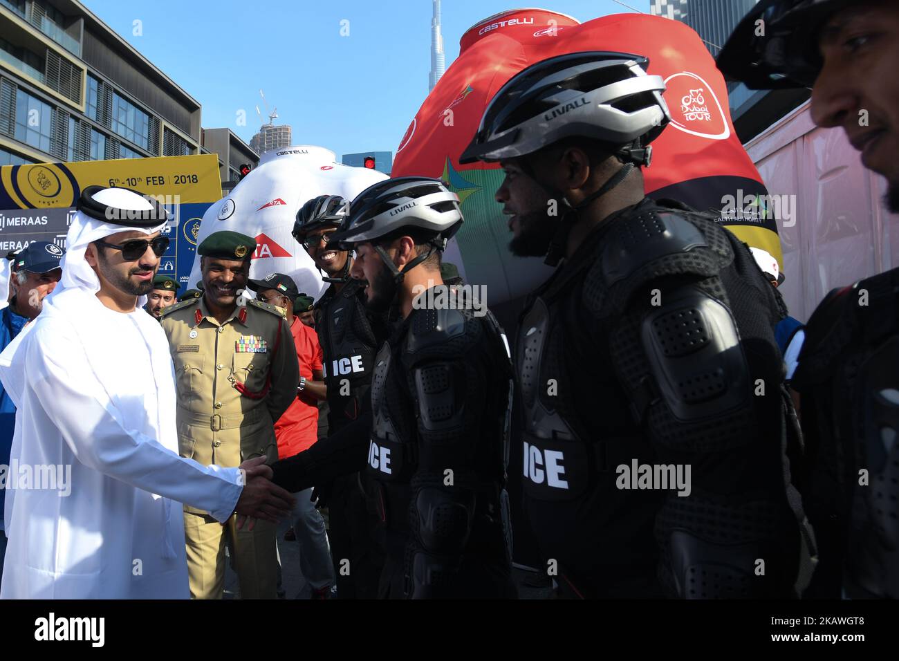 Sheikh Mansour bin Mohammed bin Rashid Al Maktoum trifft sich mit Mitgliedern der Armee, Polizei und Sicherheit an der Ziellinie der Dubai Meraas Etappe, der 132 km langen fünften und letzten Etappe der Dubai Tour 2018. Am Samstag, den 10. Februar 2018, in Dubai, Vereinigte Arabische Emirate. (Foto von Artur Widak/NurPhoto) Stockfoto