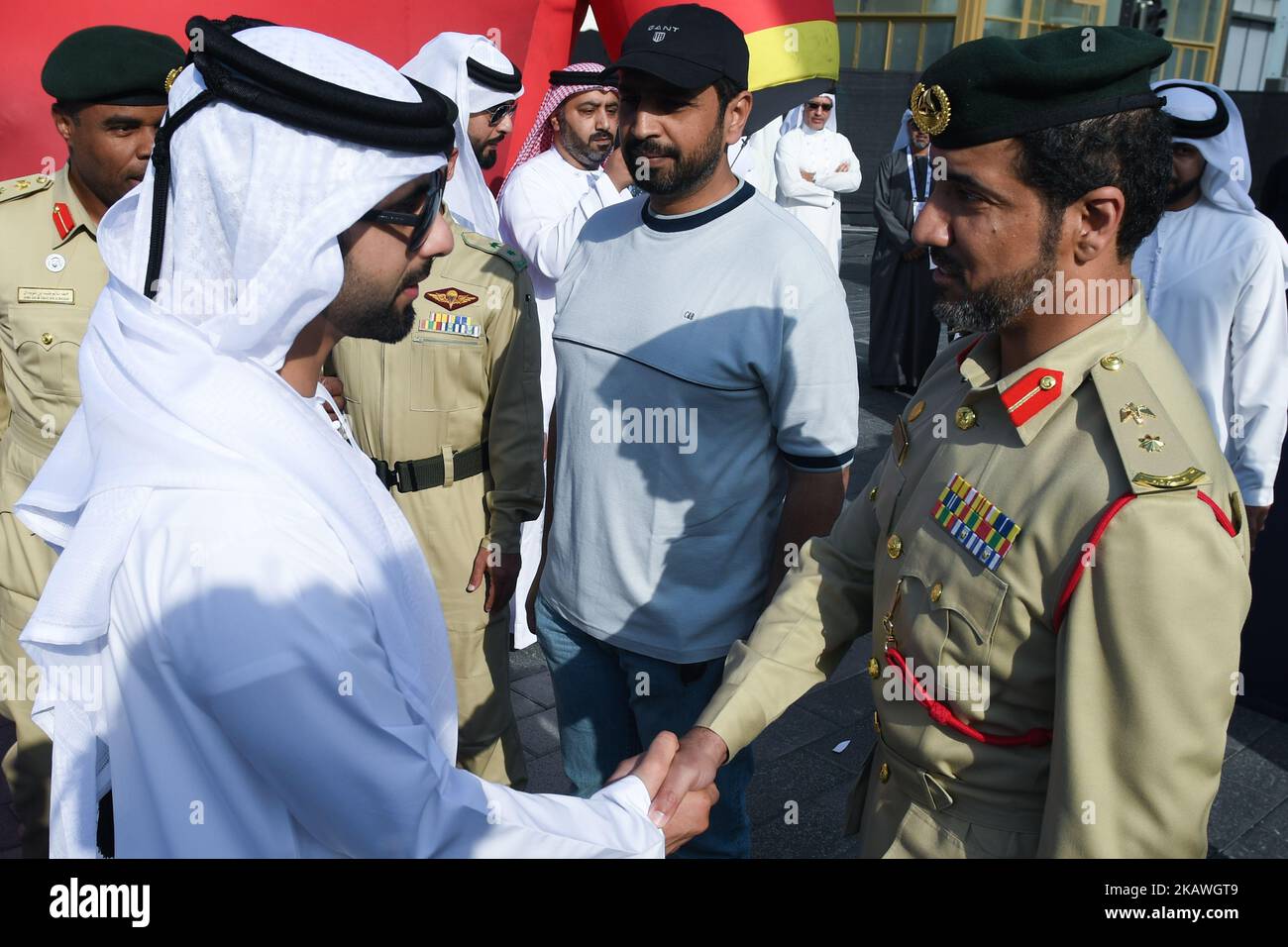 Sheikh Mansour bin Mohammed bin Rashid Al Maktoum trifft sich mit Mitgliedern der Armee, Polizei und Sicherheit an der Ziellinie der Dubai Meraas Etappe, der 132 km langen fünften und letzten Etappe der Dubai Tour 2018. Am Samstag, den 10. Februar 2018, in Dubai, Vereinigte Arabische Emirate. (Foto von Artur Widak/NurPhoto) Stockfoto