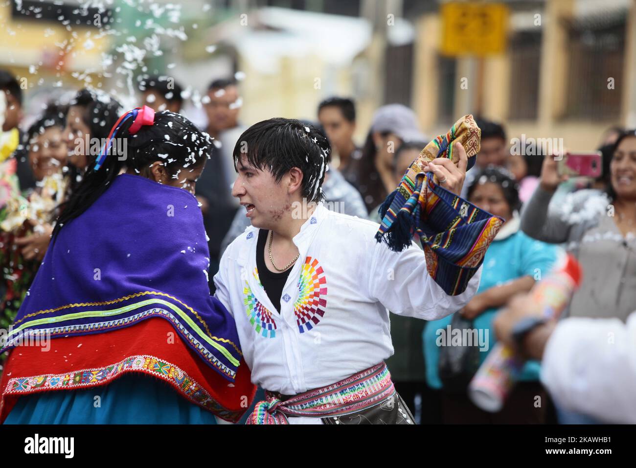 In Ecuador wird der Karneval nicht nur mit Tanz, Schaum, Wasser und