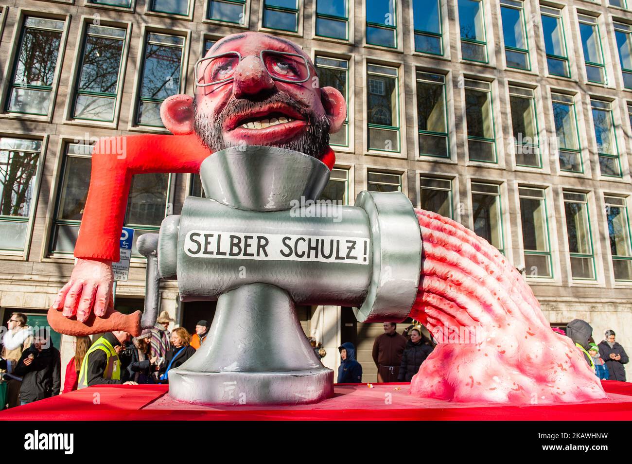 Ein Festwagen mit Martin Schulz ist vor der jährlichen Rose Monday Parade am 12. Februar 2018 in Düsseldorf zu sehen. Die politische Satire ist ein traditioneller Eckpfeiler der jährlichen Paraden. Mehr als 30 Musikensembles und 5.000 Teilnehmer nehmen an der Prozession durch die Stadt Teil. Aufwendig gebaute und dekorierte Wagen adressieren kulturelle und politische Themen und können satirisch, witzig und sogar kontrovers sein. Die politisch thematisierten Floats des Satirikers Jacques Tilly sind weltweit berühmt. (Foto von Romy Arroyo Fernandez/NurPhoto) Stockfoto