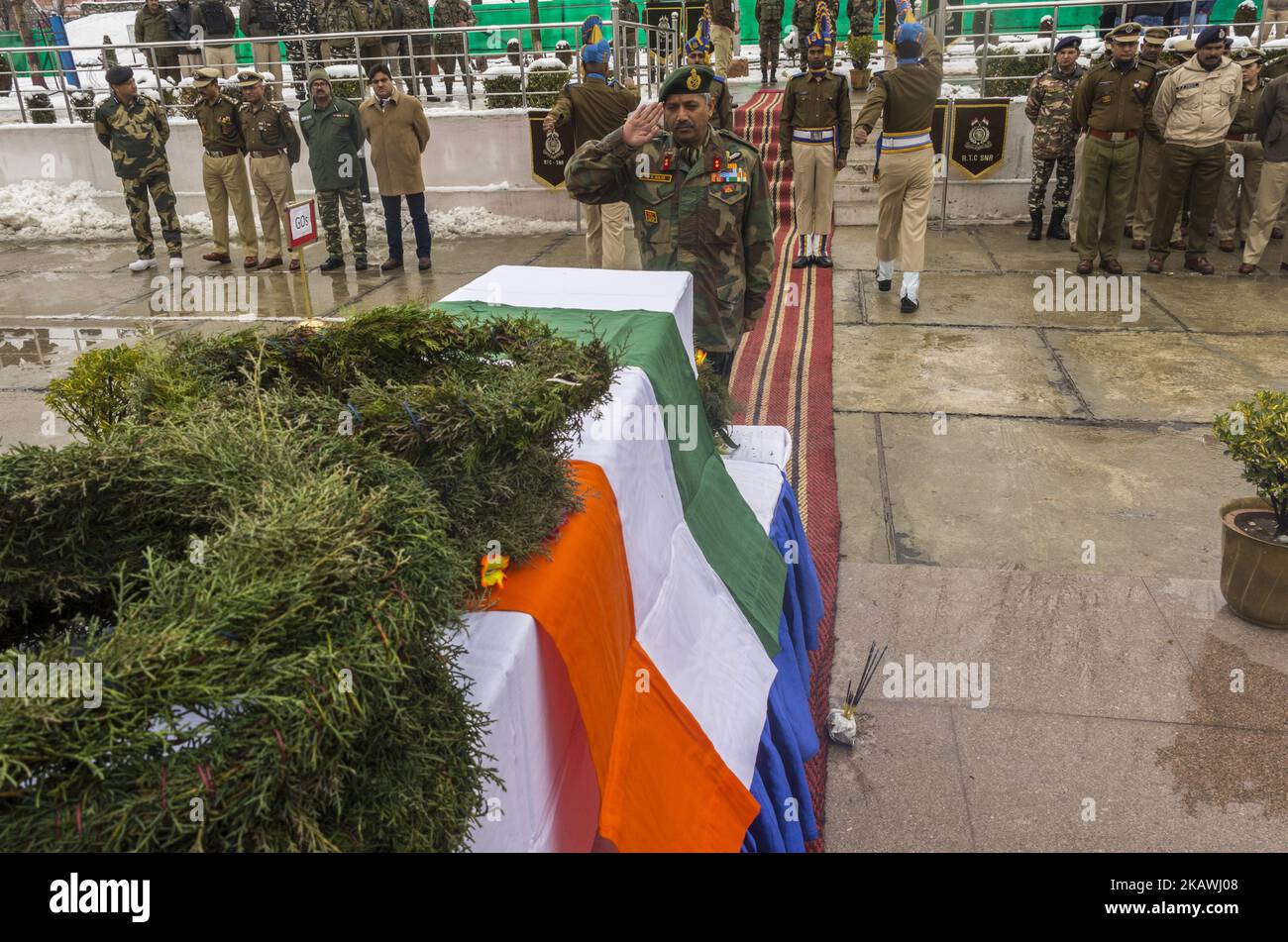 Der indische Armeeoffizier begrüßt den Sarg mit dem Leichnam seines Genossen, Mohammad Muhajid Khand, der bei einer Schießerei nach einer Kranzniederlegung am 13. Februar 2018 in Srinagar, der Sommerhauptstadt des indischen Kaschmir, in Indien, getötet wurde. Am Dienstag fand in einer Garnison indischer Regierungskräfte in den Außenbezirken von Srinagar eine Kranzniederlegung von Mudschahid Khan, einem paramilitärischen Soldaten, der gestern in einem Gefecht mit mutmaßlichen Militanten getötet wurde, statt. Zwei mutmaßliche Militante und ein indischer paramilitärischer Soldat wurden in einer zweitägigen Waffenschlacht getötet, die heute in Srinagar nach dem Verdacht auf M endete Stockfoto