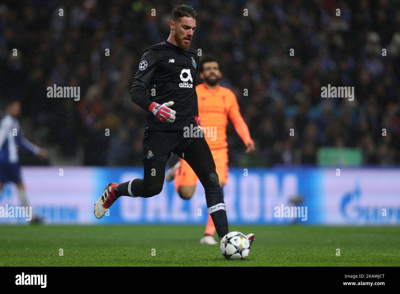 Portos portugiesischer Torwart Jose Sa im Einsatz während des UEFA Champions League-Spiels zwischen dem FC Porto und Liverpool am 14. Februar 2018 im Dragao Stadium in Porto, Portugal. (Foto von Paulo Oliveira / DPI / NurPhoto) Stockfoto