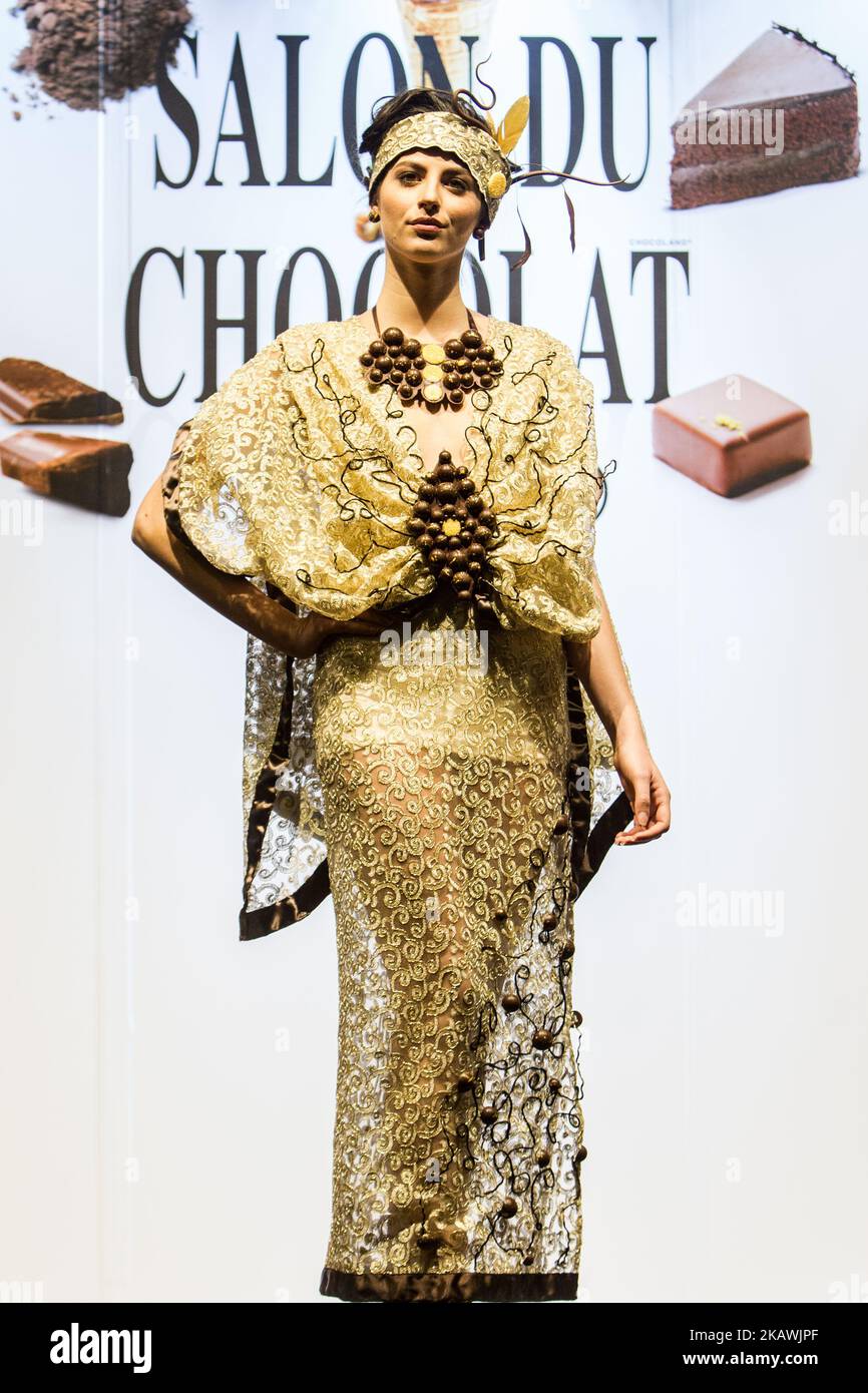 Model trägt ein Kleid während der dritten Ausgabe des Salon du Chocolat in Mailand, der wichtigsten Schokoladenmesse der Welt, die am 13 2018. Februar in Italien stattfindet. (Foto von Mairo Cinquetti/NurPhoto) Stockfoto