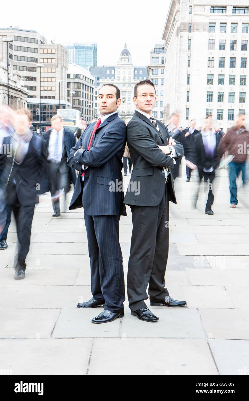 London Professionals, Business Konkurrenten. Abstraktes Machtportrait von finanziellen Rivalen, die eine herausfordernde Haltung einnehmen. Aus einer Reihe verwandter Bilder. Stockfoto