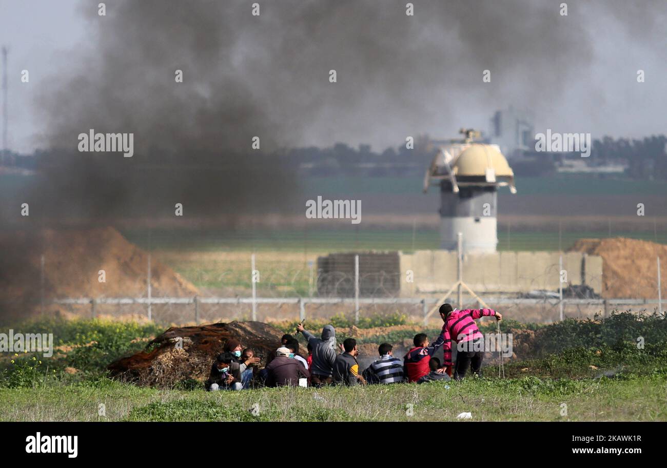 Palästinensische Demonstranten stoßen mit israelischen Sicherheitskräften zusammen, während die Demonstrationen über die Erklärung von Jerusalem durch US-Präsident Donald Trump zur Hauptstadt Israels in der Nähe der Grenze zu Israel im südlichen Gazastreifen fortgesetzt werden 16. Februar 2018. (Foto von Majdi Fathi/NurPhoto) Stockfoto