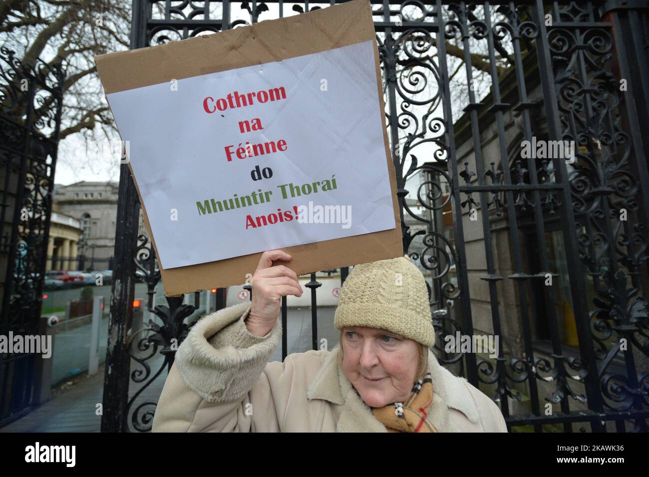 Vor dem Leinster House in Dublin protestieren Menschen aus hauptsächlich irischsprachigem Tory Island gegen die Entscheidung der Regierung, einen Auftrag für eine "neue Fähre" zu vergeben - die Königin von Aran, die 1976 erbaut wurde und die nördlich der Küste von Donegal liegt. Am Mittwoch, Den 14. Februar 2018, Dublin, Irland. (Foto von Artur Widak/NurPhoto) Stockfoto