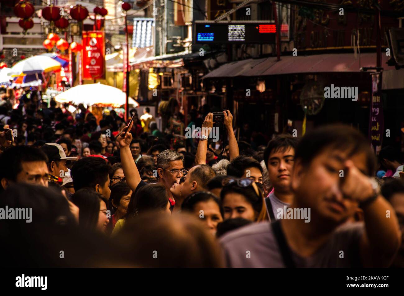 Am 16. Februar 2018 drängen Zuschauer die Straßen der China Town in Manila, Philippinen, um das chinesische Neujahr zu feiern. (Foto von Bernice Beltran/NurPhoto) Stockfoto