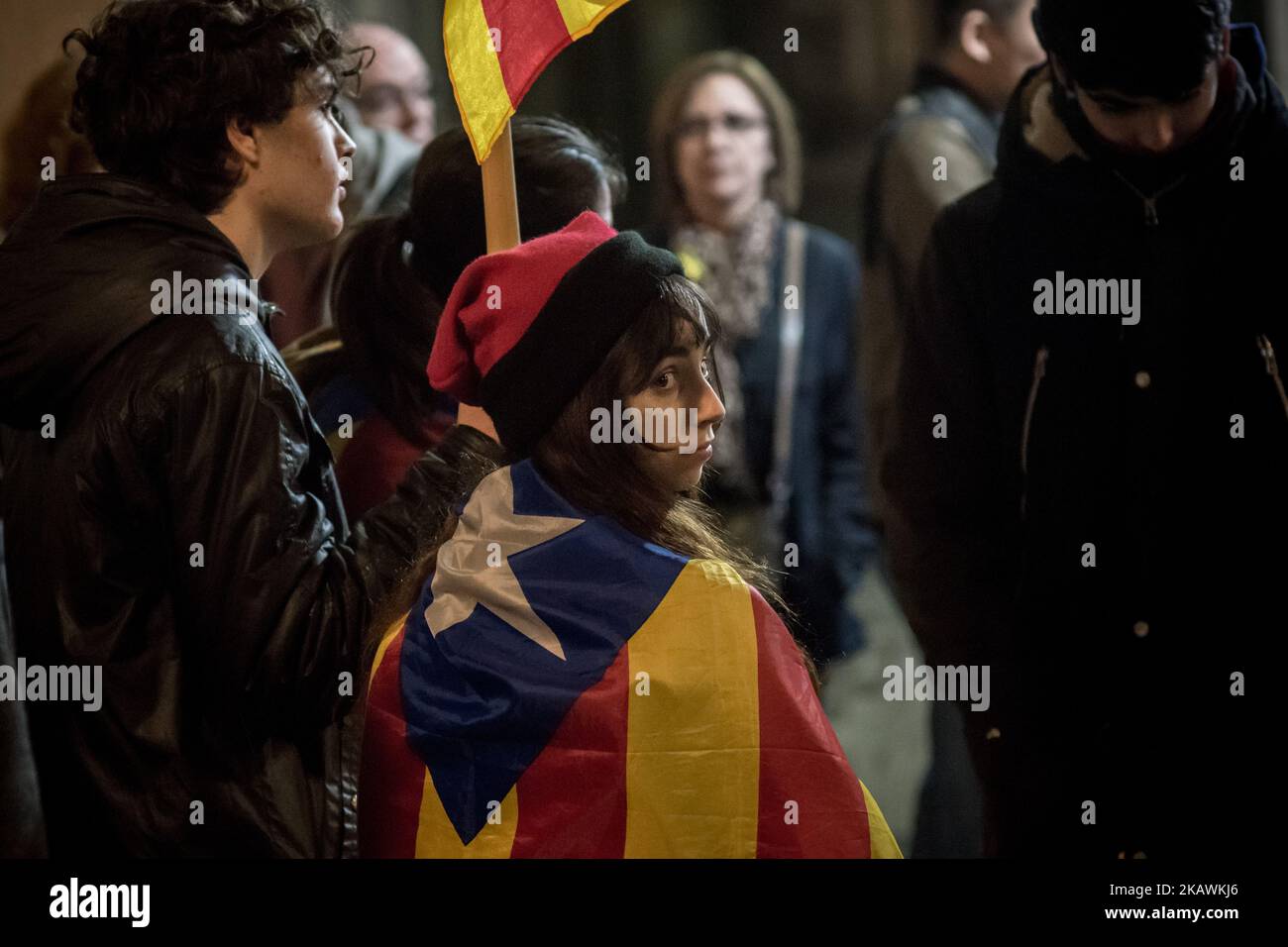 Eine junge Frau, die einen traditonellen katalanischen Hut „Barretina“ trägt und mit einer Estelada oder einer Unabhängigkeitsfahne gewickelt ist, blickt während eines marsches zur Unterstützung der inhaftierten katalanischen Führer in Barcelona, Katalonien, Spanien am 16. Februar 2018 über den Kopf. Die ehemaligen Regionalminister Oriol Junqueras und Joaquin Forn, Jordi Cuixart, Vorsitzender der katalanischen Bürgergruppe Omniuim Cultural, und Jordi Sanchez, Vorsitzender der zivilen Gruppe ANC, bleiben im Gefängnis und werden wegen Rebellion, Aufruhr und Unterschlagung für den katalanischen Unabhängigkeitsprozess angeklagt. (Foto von Jordi Boixareu/NurPhoto) Stockfoto