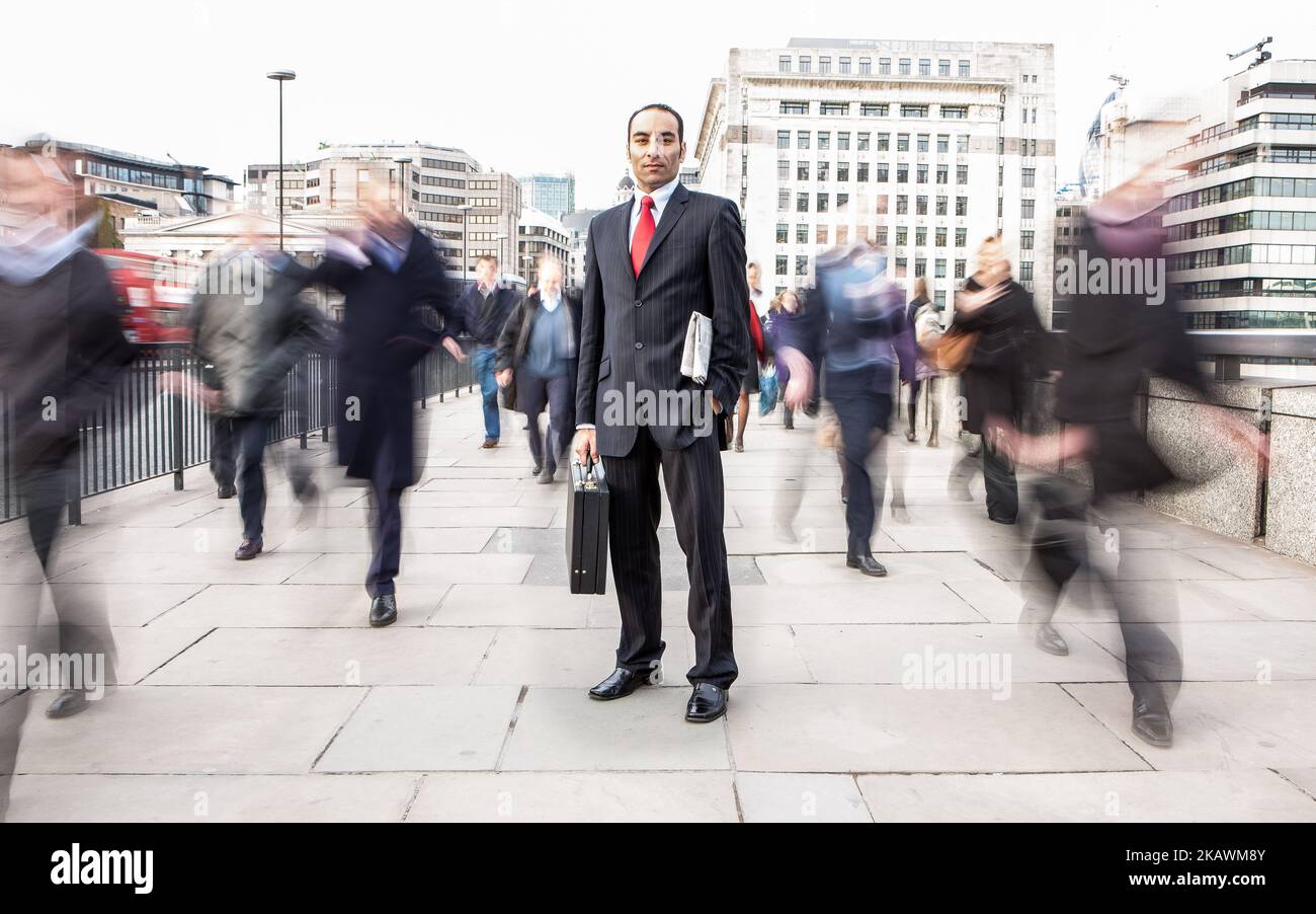 London Professionals, Business Pace. Abstraktes Porträt eines elegant gekleideten Geschäftsmanns in seiner heimischen Umgebung. Aus einer Reihe verwandter Bilder. Stockfoto