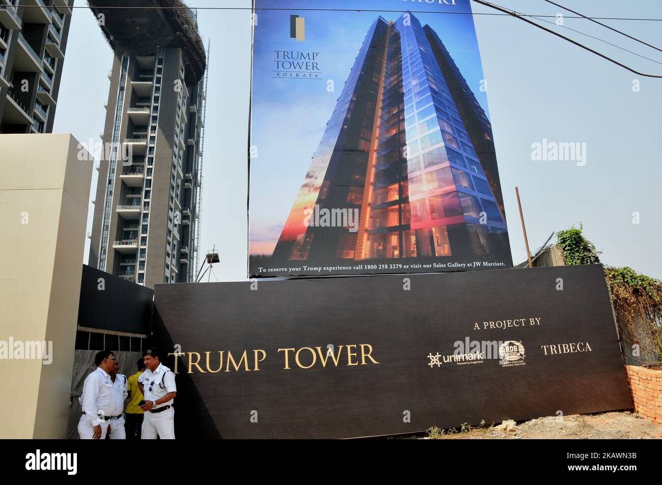 Polizisten, die am 21. Februar 2018 in den im Bau befindlichen Trump Tower in Kalkutta eindrangen. Im Vorfeld des Besuchs von Donald Trump Jr , Einem Luxusbaugebiet der Trump Towers am Rande der indischen Hauptstadt, besucht der Sohn des US-Präsidenten Donald Trump Entwicklungsstandorte für Immobilien in Städten in ganz Indien. (Foto von Debajyoti Chakraborty/NurPhoto) Stockfoto