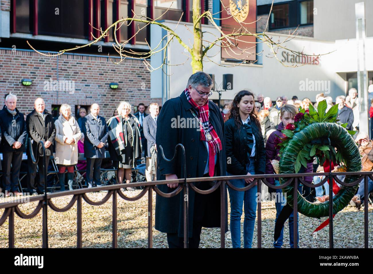 Hubert Bruls, Bürgermeister von Nijmegen, nimmt am 22. Februar 2018 an der jährlichen Gedenkfeier des Bombenanschlags in Nijmegen, Niederlande, Teil. Die Bombardierung von Nijmegen war ein ungeplanter Bombenangriff amerikanischer Flugzeuge auf die Stadt Nijmegen in den Niederlanden am 22. Februar 1944. Bei diesem alliierten Fehlschlag wurden fast 800 Menschen getötet und ein großer Teil des Stadtzentrums von Nijmegen wurde zerstört. Jeden 22.. Februar findet im Raadhuishof, dem Ort, an dem sich die Montessori-Schule befand, eine offizielle Gedenkfeier statt, an der 24 Kinder und 8 Schwestern getötet wurden. Dort ein Denkmal calle Stockfoto