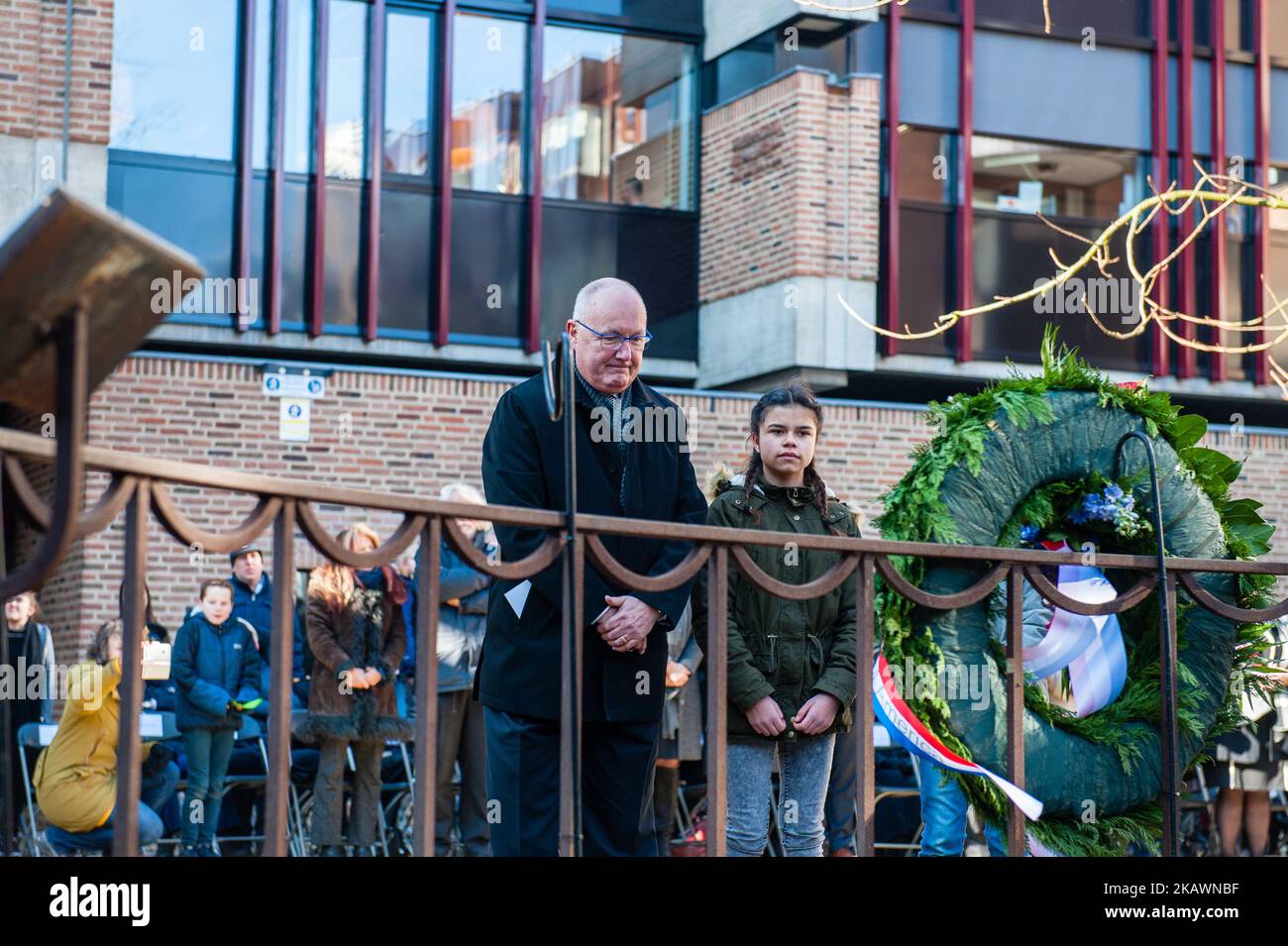 Pete Hoekstra, niederländisch-amerikanischer Politiker, der seit dem 10. Januar 2018 als Botschafter der Vereinigten Staaten in den Niederlanden tätig ist, nimmt an der jährlichen Gedenkfeier des Bombenanschlags in Nijmegen, Niederlande, Teil. Am 22. Februar 2018. Die Bombardierung von Nijmegen war ein ungeplanter Bombenangriff amerikanischer Flugzeuge auf die Stadt Nijmegen in den Niederlanden am 22. Februar 1944. Bei diesem alliierten Fehlschlag wurden fast 800 Menschen getötet und ein großer Teil des Stadtzentrums von Nijmegen wurde zerstört. Jeden 22.. Februar findet eine offizielle Gedenkfeier im Raadhuishof statt, dem Ort, an dem sich die Montes befinden Stockfoto