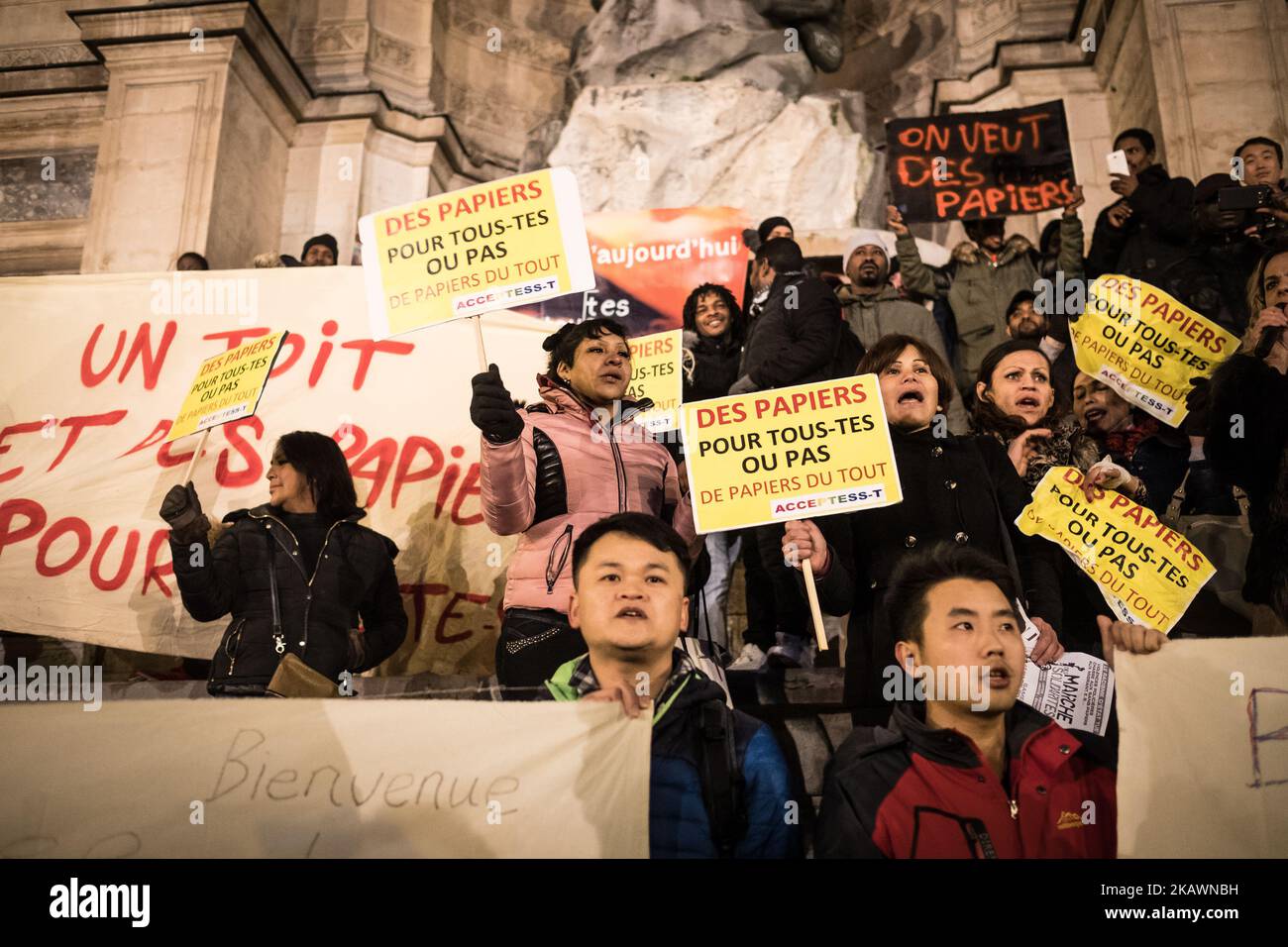 Hunderte von Demonstranten versammelten sich am 21. Februar 2018 auf dem Place Saint-Michel in Paris, Frankreich, um gegen das vom französischen Innenminister Gérard Collomb vorgeschlagene Asylgesetz zu protestieren. (Foto von Olivier Donnars/NurPhoto) Stockfoto