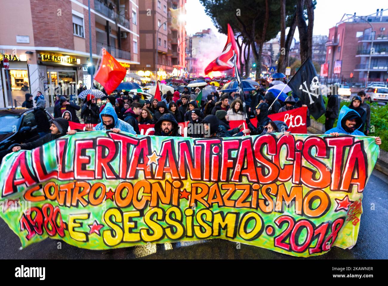 März zum Gedenken an Valerio Verbano in Rom, Italien, am Donnerstag, den 22. Februar 2018. Valerio Verbano war ein italienischer linker Aktivist, der am 22. Februar 1980 unter unsicheren Umständen von drei nicht identifizierten Mördern in seinem Haus ermordet wurde, und zwar in einem, wie man glaubt, politischen Mord. Bis heute ist keine richterliche Wahrheit festgestellt worden. (Foto von Michele Spatari/NurPhoto) Stockfoto