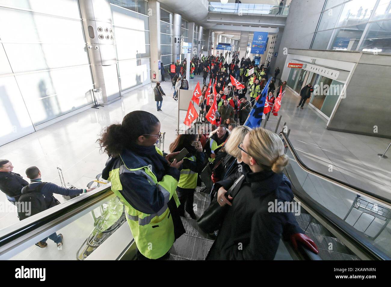 Koordinierter eintägiger Streik am Flughafen Roissy-Charles-de-Gaulle in Roissy-en-France, nahe Paris, am 22. Februar 2018 mit Piloten, Kabinenbesatzungen und Bodenpersonal von Air France. Das Management der Fluggesellschaft hat eine grundlegende Erhöhung der Belegschaft um ein Prozent angeboten, aber die Gewerkschaften fordern eine Erhöhung um sechs Prozent. Darüber hinaus sind sie unzufrieden mit dem Verlust von Arbeitsplätzen und der Arbeitsbelastung des Personals. (Foto von Michel Stoupak/NurPhoto) Stockfoto