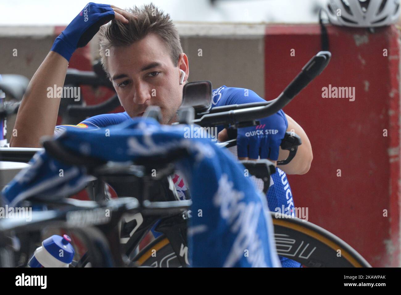 Elia Viviani aus den Quick Step Floors aus Italien während seiner Vorbereitung auf die vierte Etappe, 12,6km Einzelzeitfahren Al Maryah Island Etappe der Abu Dhabi Tour 2018. Am Samstag, den 24. Februar 2018, auf der Insel Al Maryah, Abu Dhabi, Vereinigte Arabische Emirate. (Foto von Artur Widak/NurPhoto) Stockfoto