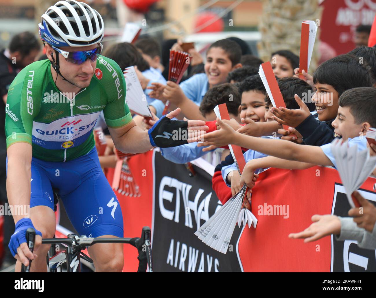 Die italienische Elia Viviani aus den Quick Step Floors mit jungen Fans vor der fünften und letzten Etappe der Abu Dhabi Tour 2018, der 199km Abu Dhabi Airports-Etappe von Qasr Al Muwaiji nach Jebel Hafeet. Am Sonntag, den 25. Februar 2018, in Qasr Al Muwaiji, Abu Dhabi, Vereinigte Arabische Emirate. (Foto von Artur Widak/NurPhoto) Stockfoto