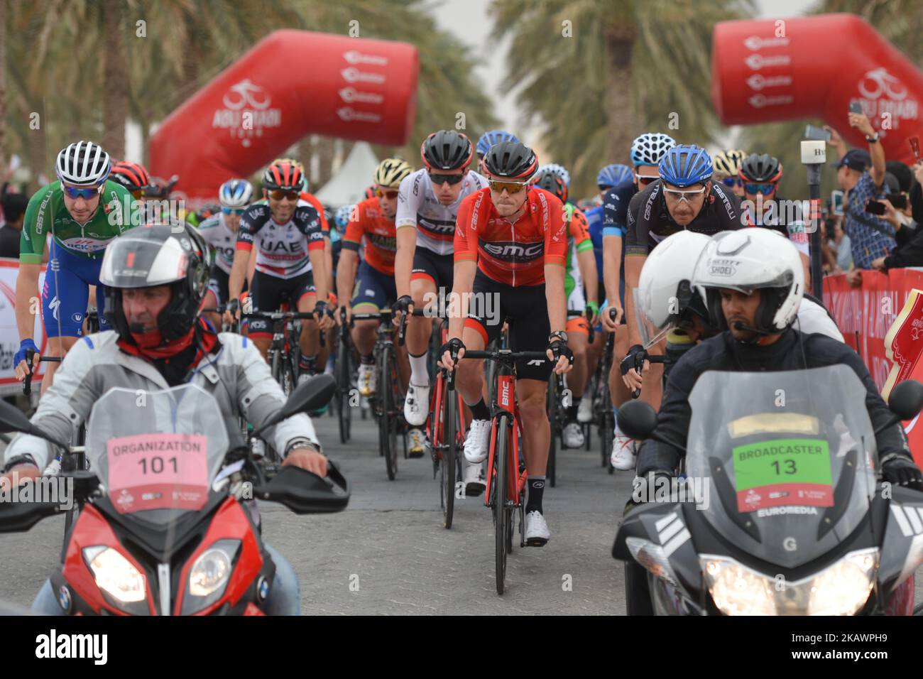 Der Australier Rohan Dennis (Center) vom BMC Racing Team in Red Leader Jersey führt das Hauptfeld beim Start der fünften und letzten Etappe der Abu Dhabi Tour 2018, der 199km Abu Dhabi Airports-Etappe von Qasr Al Muwaiji nach Jebel Hafeet. Am Sonntag, den 25. Februar 2018, in Qasr Al Muwaiji, Abu Dhabi, Vereinigte Arabische Emirate. (Foto von Artur Widak/NurPhoto) Stockfoto