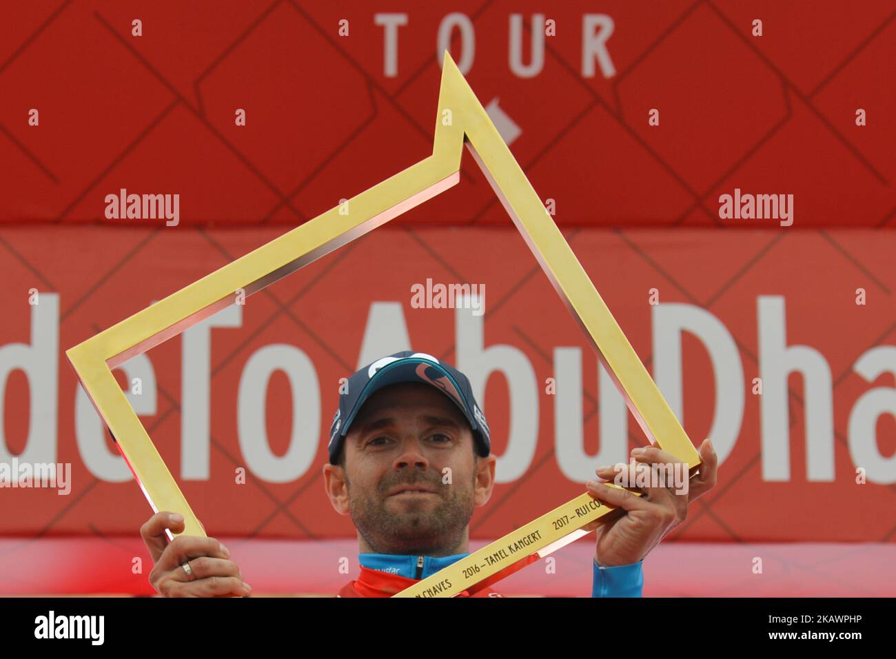 Der spanische Alejandro Valverde vom Movistar Team erhält die Abu Dhabi Tour Trophy, nachdem er die fünfte und letzte Etappe der Abu Dhabi Tour 2018 gewonnen hat, die 199km Abu Dhabi Airports-Etappe von Qasr Al Muwaiji nach Jebel Hafeet. Am Sonntag, den 25. Februar 2018, in Qasr Al Muwaiji, Abu Dhabi, Vereinigte Arabische Emirate. (Foto von Artur Widak/NurPhoto) Stockfoto