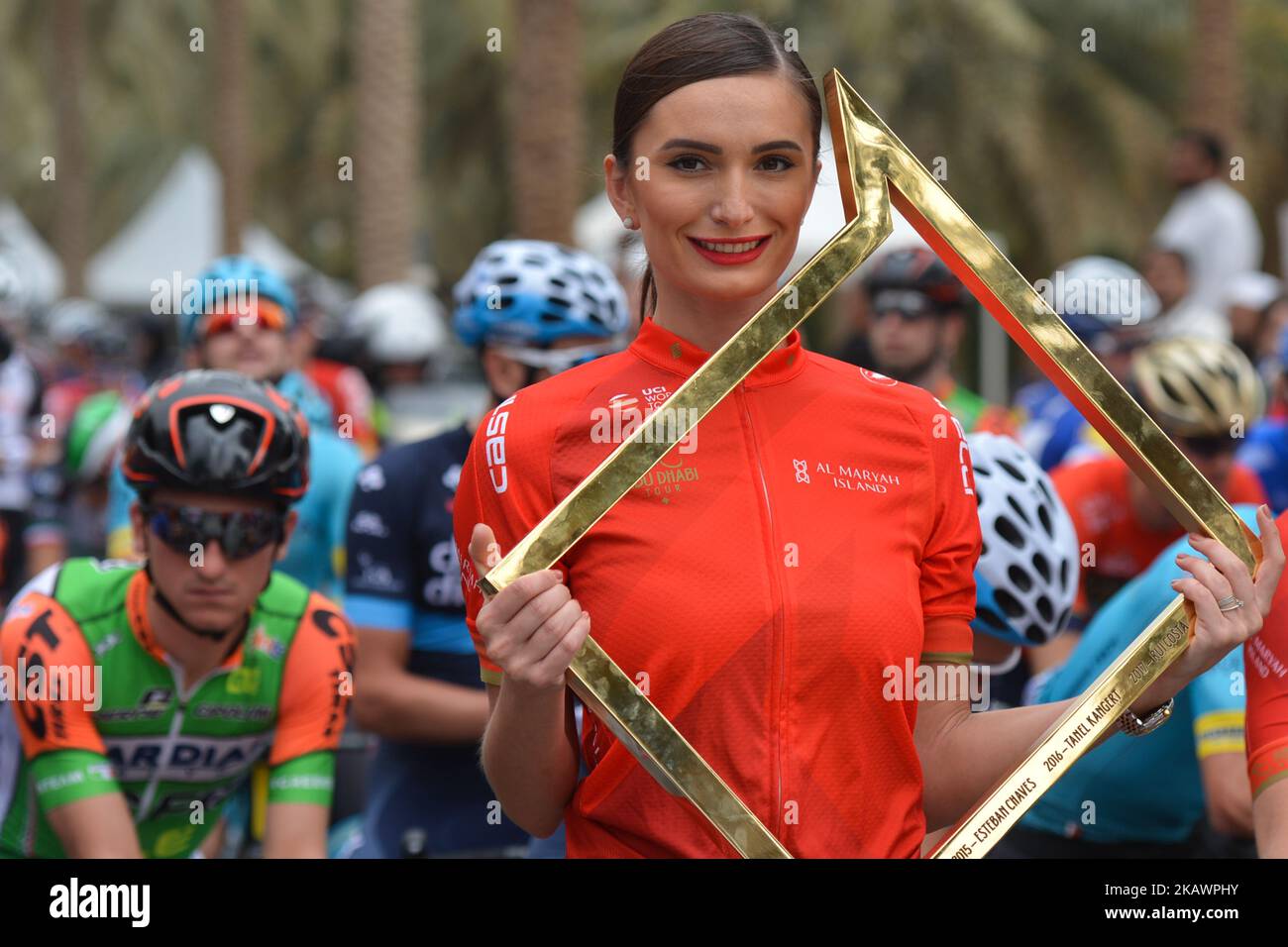 Die offizielle Tour of Abu Dhabi Trophy wird von einer Hostersse an der Startlinie der fünften und letzten Etappe der Abu Dhabi Tour 2018, der 199km Abu Dhabi Airports-Etappe von Qasr Al Muwaiji nach Jebel Hafeet, ausgetragen. Am Sonntag, den 25. Februar 2018, in Qasr Al Muwaiji, Abu Dhabi, Vereinigte Arabische Emirate. (Foto von Artur Widak/NurPhoto) Stockfoto