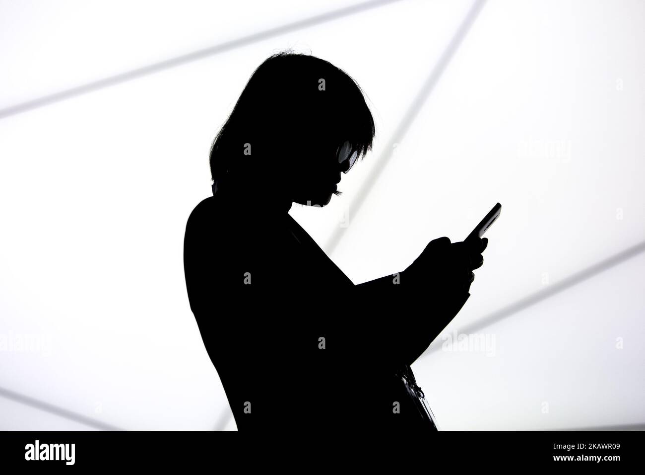 Hintergrundbeleuchtung eines Aufsichtspersonen beim Mobile World Congress vor dem Stand des koreanischen Unternehmens Samsung in Barcelona, Spanien, 26. Februar 2018 (Foto: Miquel Llop/NurPhoto) Stockfoto