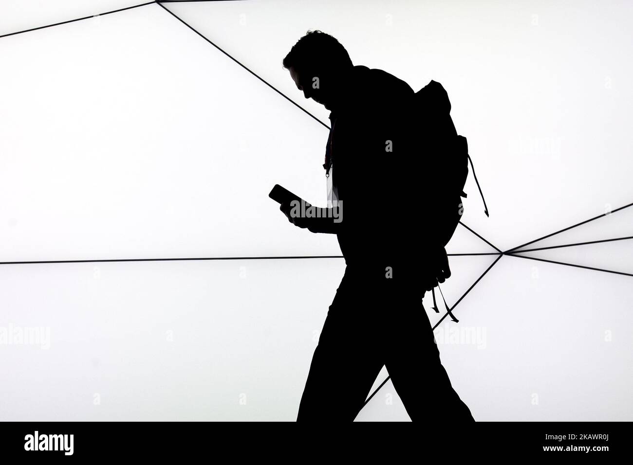 Hintergrundbeleuchtung eines Aufsichtspersonen beim Mobile World Congress vor dem Stand des koreanischen Unternehmens Samsung in Barcelona, Spanien, 26. Februar 2018 (Foto: Miquel Llop/NurPhoto) Stockfoto