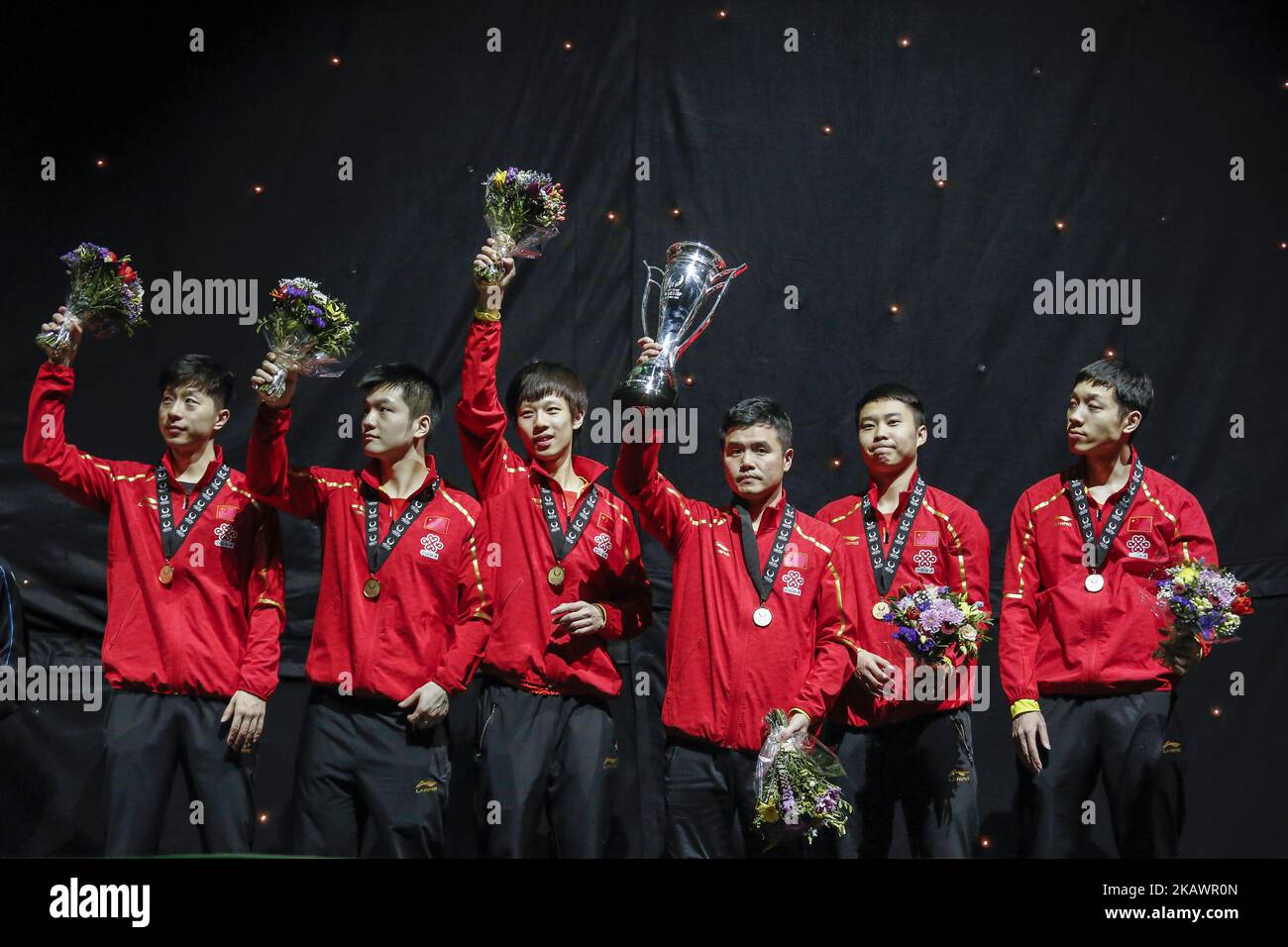 FAN Zhendong, LIN Gaoyuan, XU Xin, MA Long, YU Ziyang und der Trainer LU Guozheng – das chinesische Siegerteam mit Goldmedaille während der Dekorationszeremonie der ITTF Team World Cup am 25. Februar 2018 in der Copper Box Arena, Olympic Park, London. China wird Team-2018-Champion. (Foto von Dominika Zarzycka/NurPhoto) Stockfoto