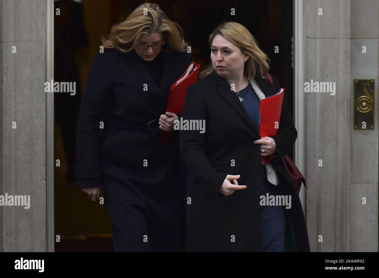 Die nordirische Sekretärin Karen Bradley (R) verlässt die Downing Street, um an der wöchentlichen Kabinettssitzung in London am 27. Februar 2018 teilzunehmen. (Foto von Alberto Pezzali/NurPhoto) Stockfoto