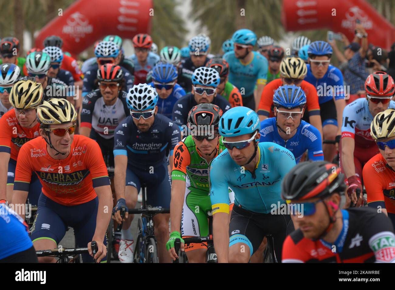 Fahrer am Start der fünften und letzten Etappe der Abu Dhabi Tour 2018, der 199km Abu Dhabi Airports-Etappe von Qasr Al Muwaiji nach Jebel Hafeet. Am Sonntag, den 25. Februar 2018, in Qasr Al Muwaiji, Abu Dhabi, Vereinigte Arabische Emirate. (Foto von Artur Widak/NurPhoto) Stockfoto