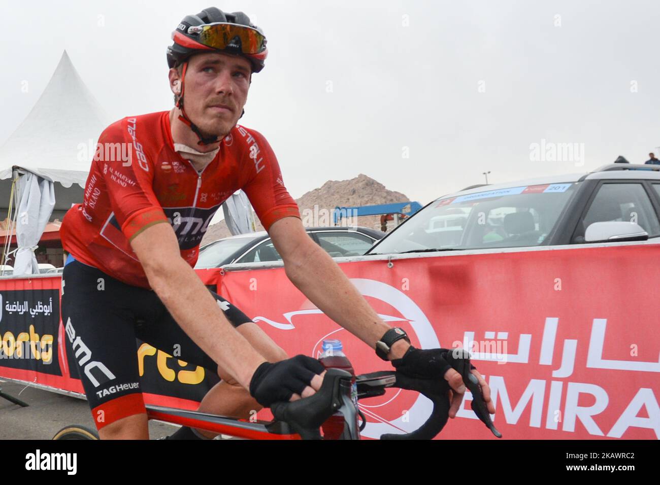 Der Australier Rohan Dennis vom BMC Racing Team verliert das Red Leader Jersey während der fünften und letzten Etappe der Abu Dhabi Tour 2018, der 199km Abu Dhabi Airports-Etappe von Qasr Al Muwaiji nach Jebel Hafeet. Am Sonntag, den 25. Februar 2018, in Qasr Al Muwaiji, Abu Dhabi, Vereinigte Arabische Emirate. (Foto von Artur Widak/NurPhoto) Stockfoto