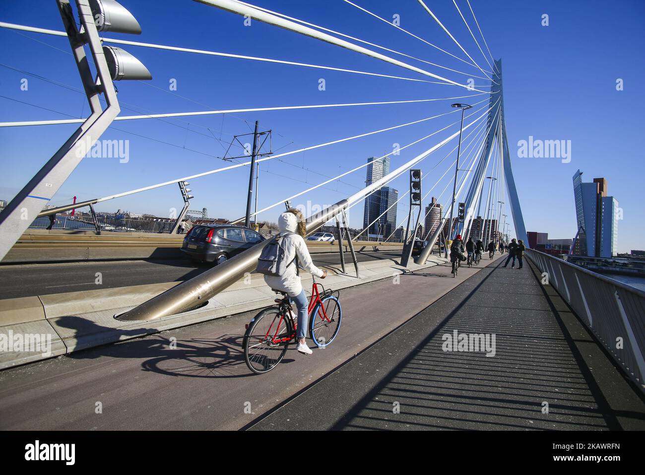 Erasmusbrug oder Erasmus-Brücke in Rotterdam, Niederlande am 25. Februar 2018. Die berühmte Kabelbrücke ist nach Desiderius Erasmus aus Rotterdam benannt. Die Brücke hat einen Spitznamen, genannt 'der Schwan'. Es wurde 1996 in Höhe von 165 Millionen Euro gebaut. Die Gesamtlänge der Brücke beträgt 802 Meter und ist 139m Meter hoch. Es ist die Bascule Brücke ist die größte und schwerste in West-Euroope. Heute ist ein Meilenstein für Rotterdam, die Niederlande und Europa, wo viele Veranstaltungen stattfinden und in vielen Filmen zu sehen sind. (Foto von Nicolas Economou/NurPhoto) Stockfoto