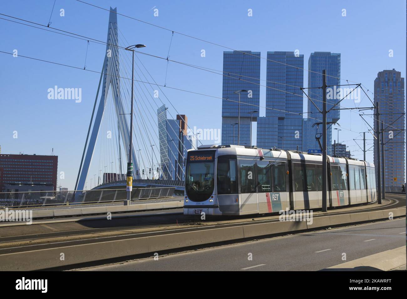 Erasmusbrug oder Erasmus-Brücke in Rotterdam, Niederlande am 25. Februar 2018. Die berühmte Kabelbrücke ist nach Desiderius Erasmus aus Rotterdam benannt. Die Brücke hat einen Spitznamen, genannt 'der Schwan'. Es wurde 1996 in Höhe von 165 Millionen Euro gebaut. Die Gesamtlänge der Brücke beträgt 802 Meter und ist 139m Meter hoch. Es ist die Bascule Brücke ist die größte und schwerste in West-Euroope. Heute ist ein Meilenstein für Rotterdam, die Niederlande und Europa, wo viele Veranstaltungen stattfinden und in vielen Filmen zu sehen sind. (Foto von Nicolas Economou/NurPhoto) Stockfoto