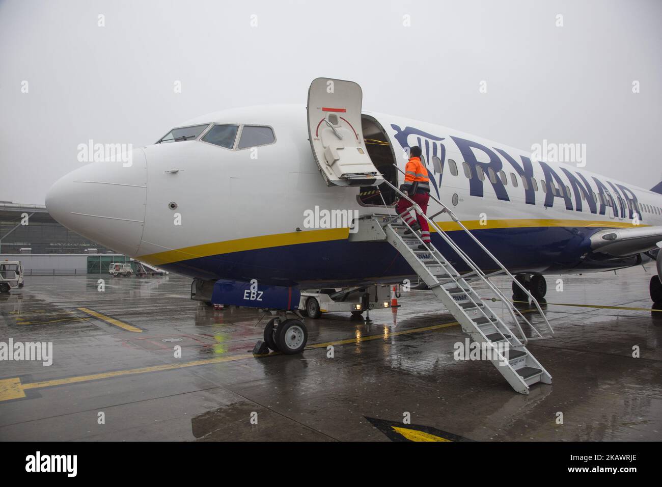 Internationaler Flughafen London Stansted, ein Flughafen mit mehr als 25.000.000 Passagieren im Jahr 2017, der hauptsächlich die Stadt London und den Landkreis Essex bedient. Es ist ein Drehkreuz für Ryanair als Hauptnutzer-Betreiber, easyJet, Jet2.com, Thomas Cook Airlines und TUI Airways. Der Flughafen gehört der Manchester Airports Group. Der Flughafen hat eine wichtige Geschichte, da er 1943 als Flugplatz eröffnet wurde und während des Zweiten Weltkriegs für die RAF genutzt wurde. (Foto von Nicolas Economou/NurPhoto) Stockfoto