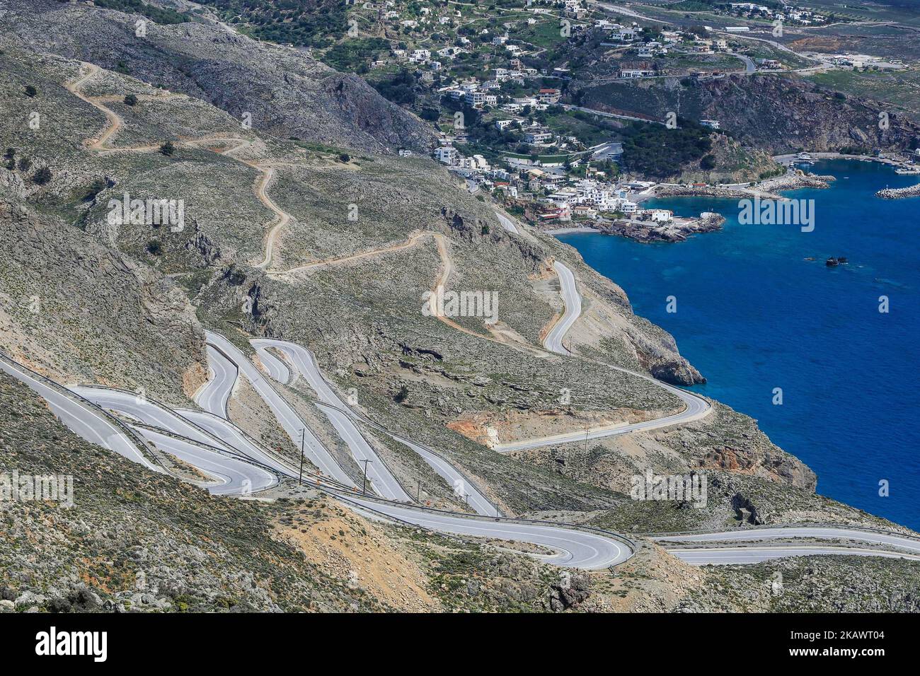Das kleine traditionelle Dorf Chora Sfakion, Sfakia, Chania, südlicher Teil der Insel Kreta, Griechenland. Das kleine traditionelle Dorf Chora Sfakion, Region Sfakia, Chania, südlicher Teil der Insel Kreta, Griechenland. Sfakia ist eine bergige Gegend im Südwesten der Insel Kreta, die zur regionalen Einheit von Chania gehört. Die Dörfer dort sind vor allem im Zweiten Weltkrieg für ihren Widerstand gegen ausländische Besatzung bekannt Heute ist es ein großes touristisches Dorf, mit kristallklarem Wasser Strände und raue bergige Landschaft. (Foto von Nicolas Economou/NurPhoto) Stockfoto
