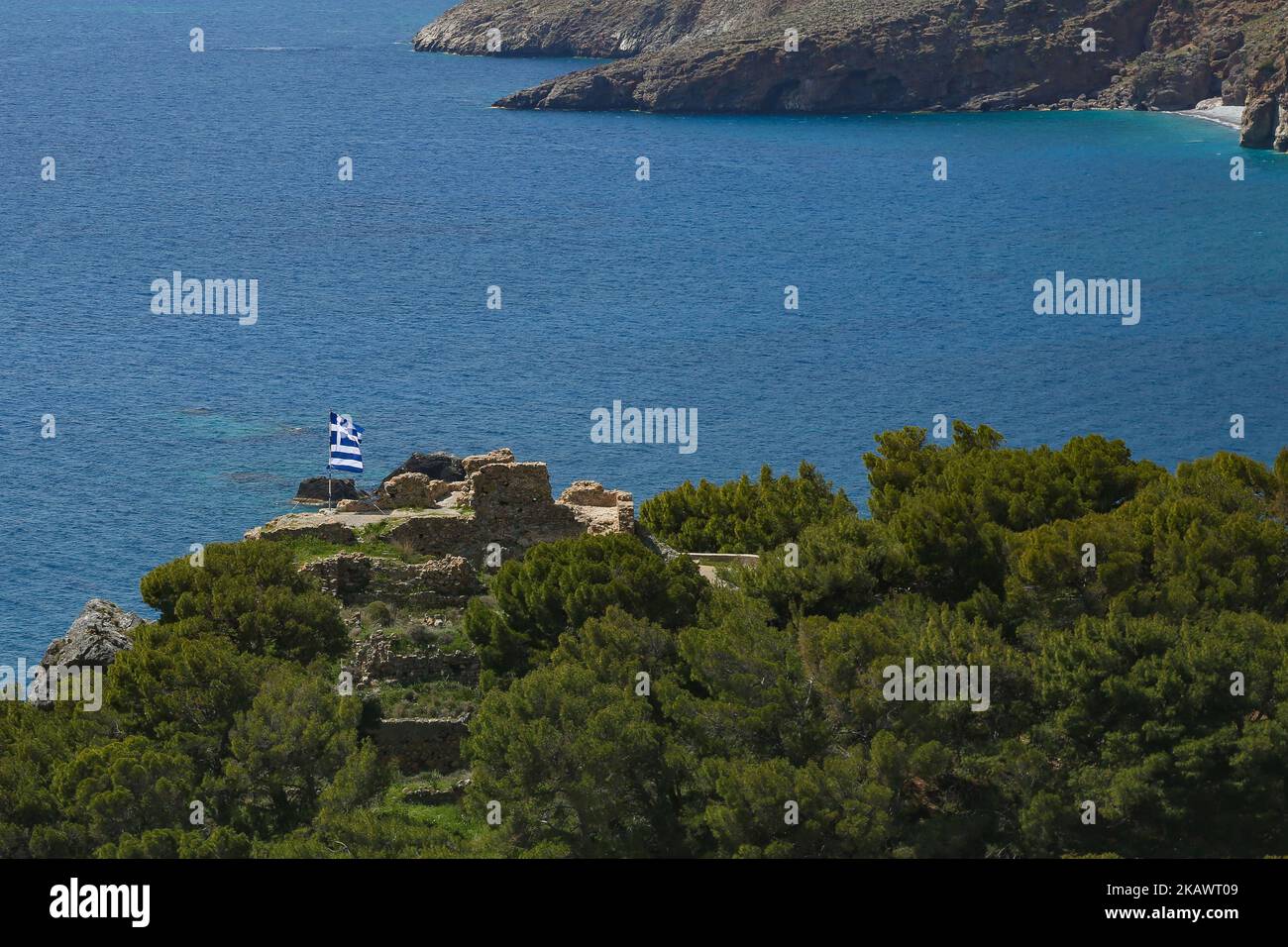 Das kleine traditionelle Dorf Chora Sfakion, Sfakia, Chania, südlicher Teil der Insel Kreta, Griechenland. Das kleine traditionelle Dorf Chora Sfakion, Region Sfakia, Chania, südlicher Teil der Insel Kreta, Griechenland. Sfakia ist eine bergige Gegend im Südwesten der Insel Kreta, die zur regionalen Einheit von Chania gehört. Die Dörfer dort sind vor allem im Zweiten Weltkrieg für ihren Widerstand gegen ausländische Besatzung bekannt Heute ist es ein großes touristisches Dorf, mit kristallklarem Wasser Strände und raue bergige Landschaft. (Foto von Nicolas Economou/NurPhoto) Stockfoto