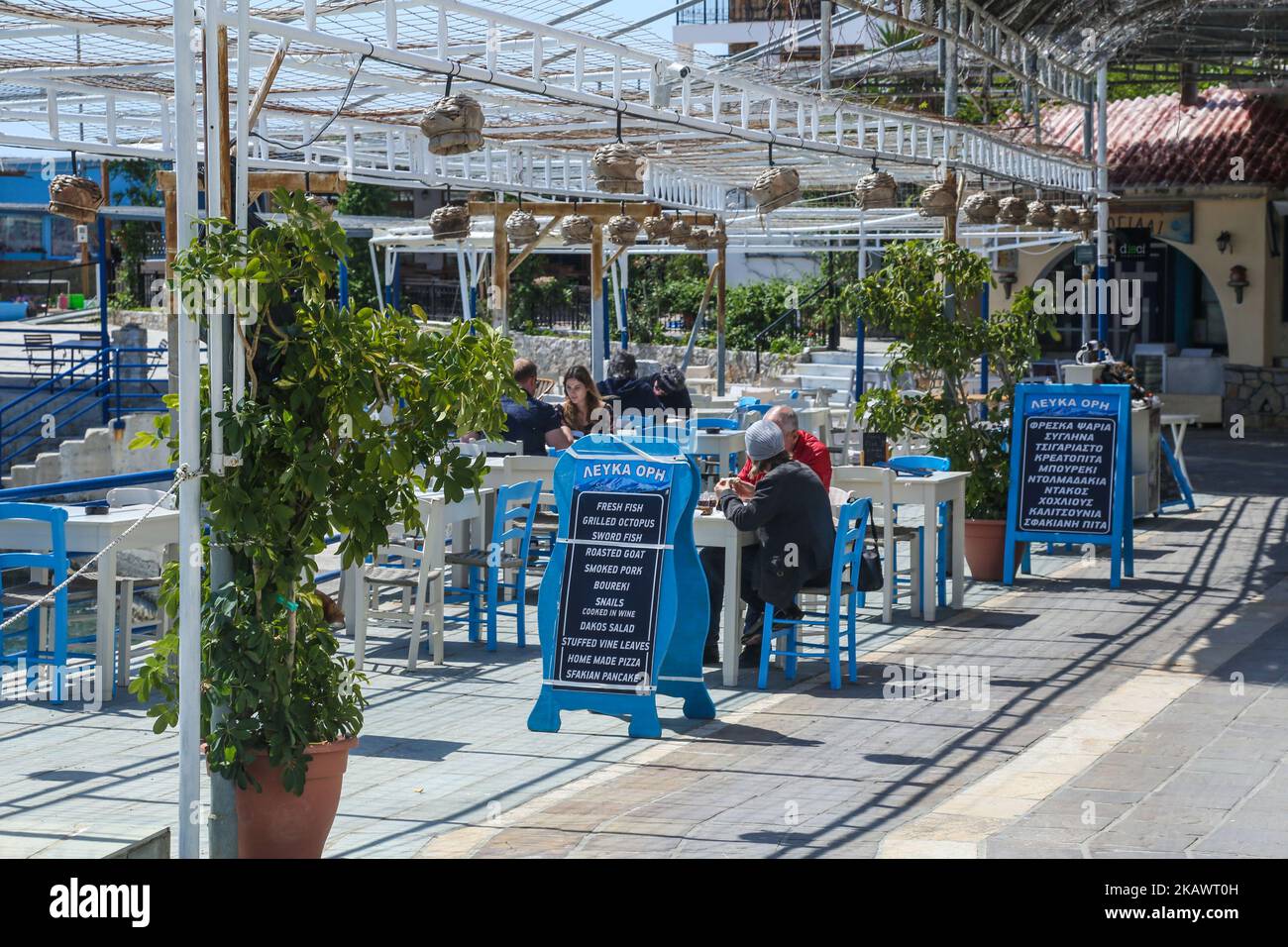 Das kleine traditionelle Dorf Chora Sfakion, Sfakia, Chania, südlicher Teil der Insel Kreta, Griechenland. Das kleine traditionelle Dorf Chora Sfakion, Region Sfakia, Chania, südlicher Teil der Insel Kreta, Griechenland. Sfakia ist eine bergige Gegend im Südwesten der Insel Kreta, die zur regionalen Einheit von Chania gehört. Die Dörfer dort sind vor allem im Zweiten Weltkrieg für ihren Widerstand gegen ausländische Besatzung bekannt Heute ist es ein großes touristisches Dorf, mit kristallklarem Wasser Strände und raue bergige Landschaft. (Foto von Nicolas Economou/NurPhoto) Stockfoto