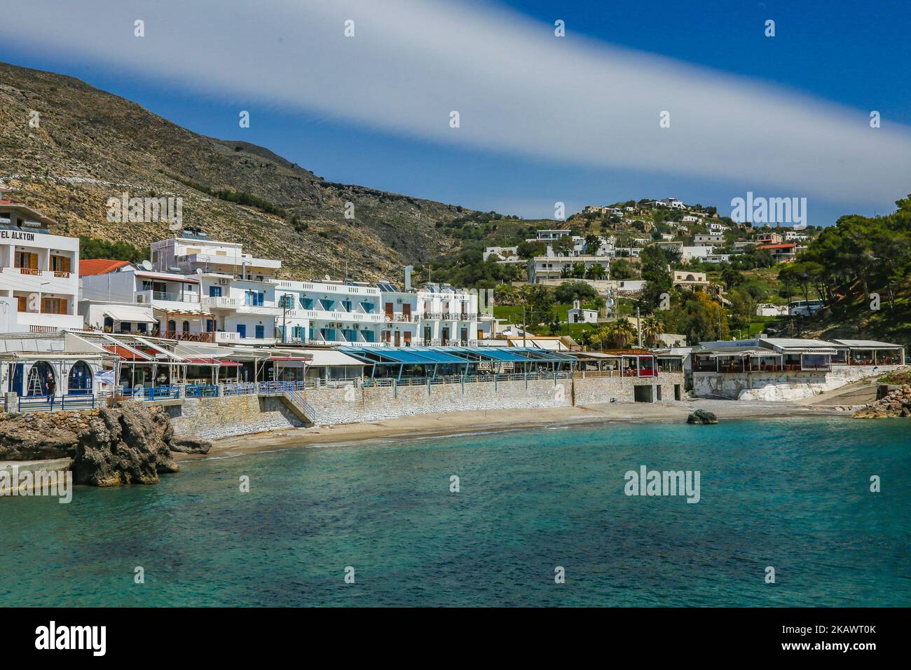 Das kleine traditionelle Dorf Chora Sfakion, Sfakia, Chania, südlicher Teil der Insel Kreta, Griechenland. Das kleine traditionelle Dorf Chora Sfakion, Region Sfakia, Chania, südlicher Teil der Insel Kreta, Griechenland. Sfakia ist eine bergige Gegend im Südwesten der Insel Kreta, die zur regionalen Einheit von Chania gehört. Die Dörfer dort sind vor allem im Zweiten Weltkrieg für ihren Widerstand gegen ausländische Besatzung bekannt Heute ist es ein großes touristisches Dorf, mit kristallklarem Wasser Strände und raue bergige Landschaft. (Foto von Nicolas Economou/NurPhoto) Stockfoto
