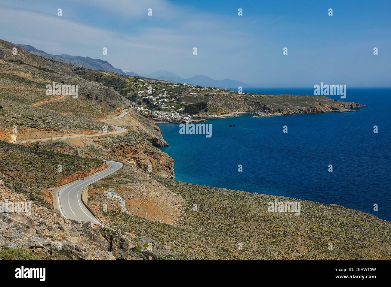 Das kleine traditionelle Dorf Chora Sfakion, Sfakia, Chania, südlicher Teil der Insel Kreta, Griechenland. Das kleine traditionelle Dorf Chora Sfakion, Region Sfakia, Chania, südlicher Teil der Insel Kreta, Griechenland. Sfakia ist eine bergige Gegend im Südwesten der Insel Kreta, die zur regionalen Einheit von Chania gehört. Die Dörfer dort sind vor allem im Zweiten Weltkrieg für ihren Widerstand gegen ausländische Besatzung bekannt Heute ist es ein großes touristisches Dorf, mit kristallklarem Wasser Strände und raue bergige Landschaft. (Foto von Nicolas Economou/NurPhoto) Stockfoto